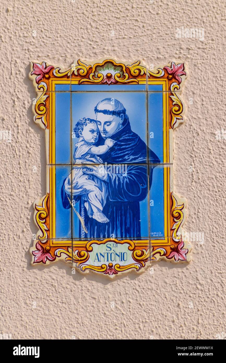 Santo António peint à la main carreaux dans l'habitation de mur extérieur dans Portugal Banque D'Images