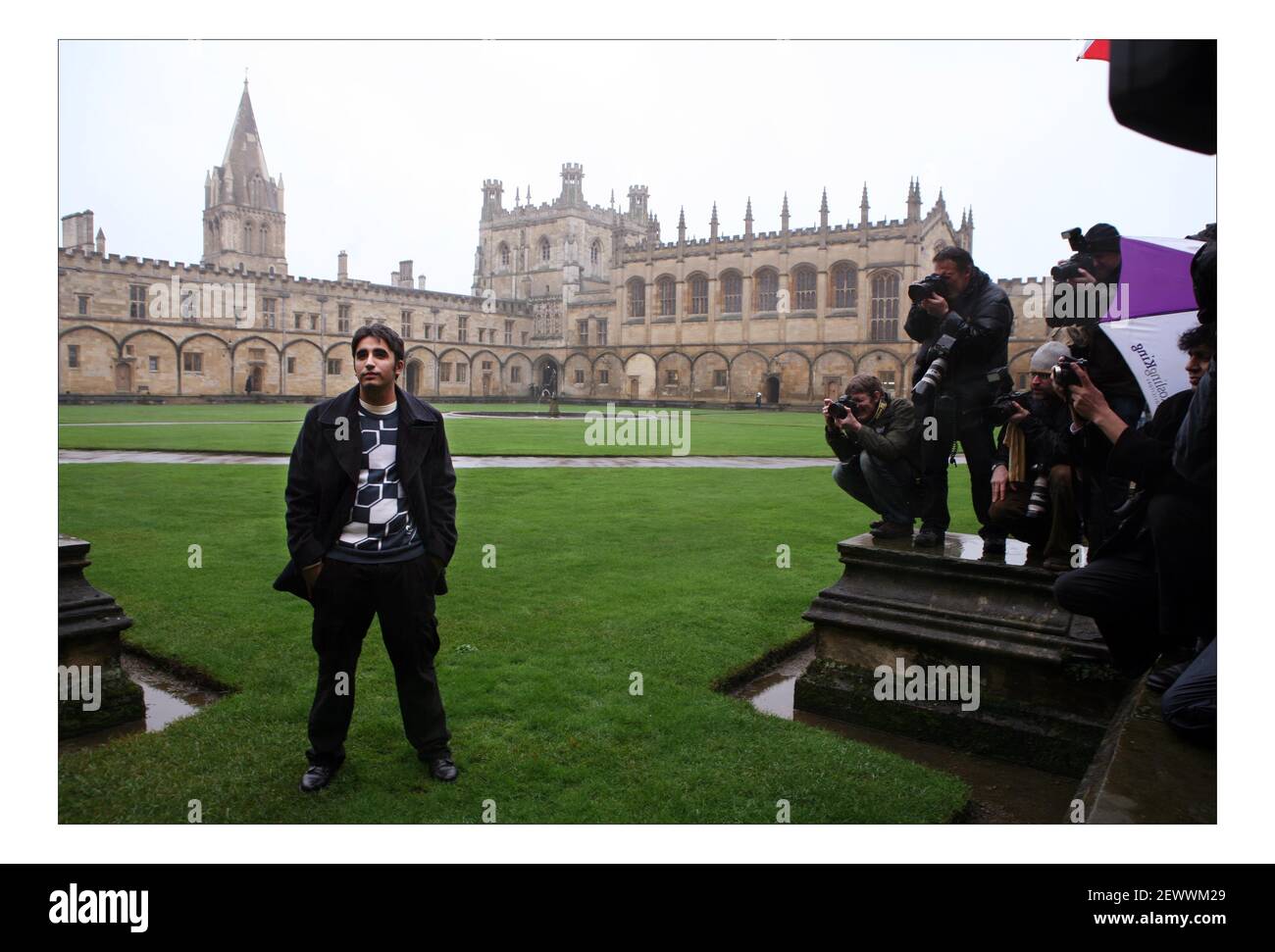 Bilawal Bhutto Zardari traverse un quadrilatère au Christ Church College d'Oxford, dans le sud de l'Angleterre le 11 janvier 2008. Le fils de Benazir Bhutto, chef de l'opposition pakistanaise assassiné, et maintenant président du Parti populaire pakistanais, commence un nouveau mandat d'étudiant de premier cycle à l'Université d'Oxford. pic David Sandison Banque D'Images