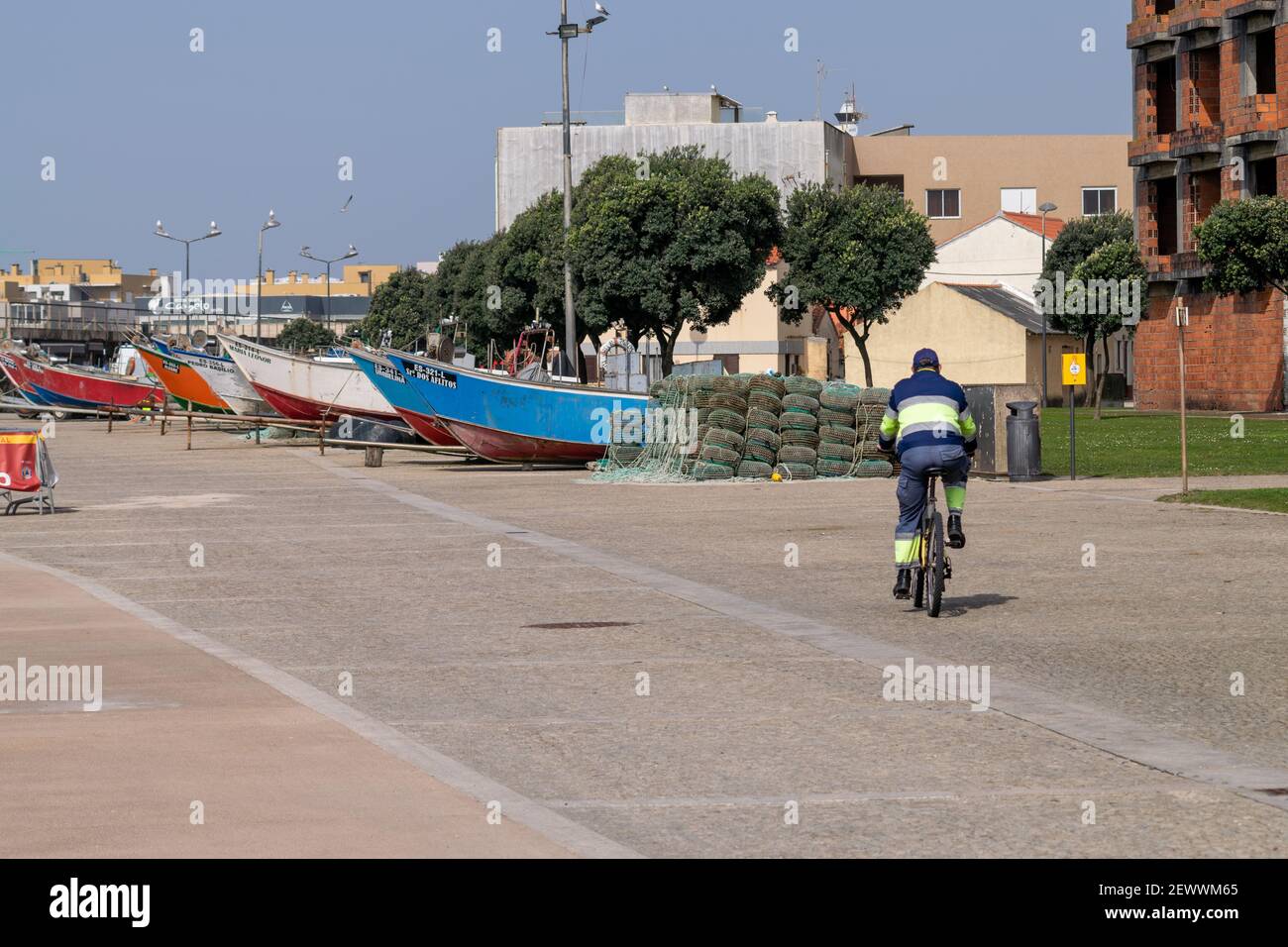 Homme senior à bord d'un vélo de bateaux de pêche à Apúlia Portugal Banque D'Images