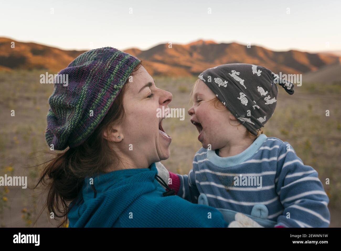 Mère et fille s'amuser dans le désert Banque D'Images