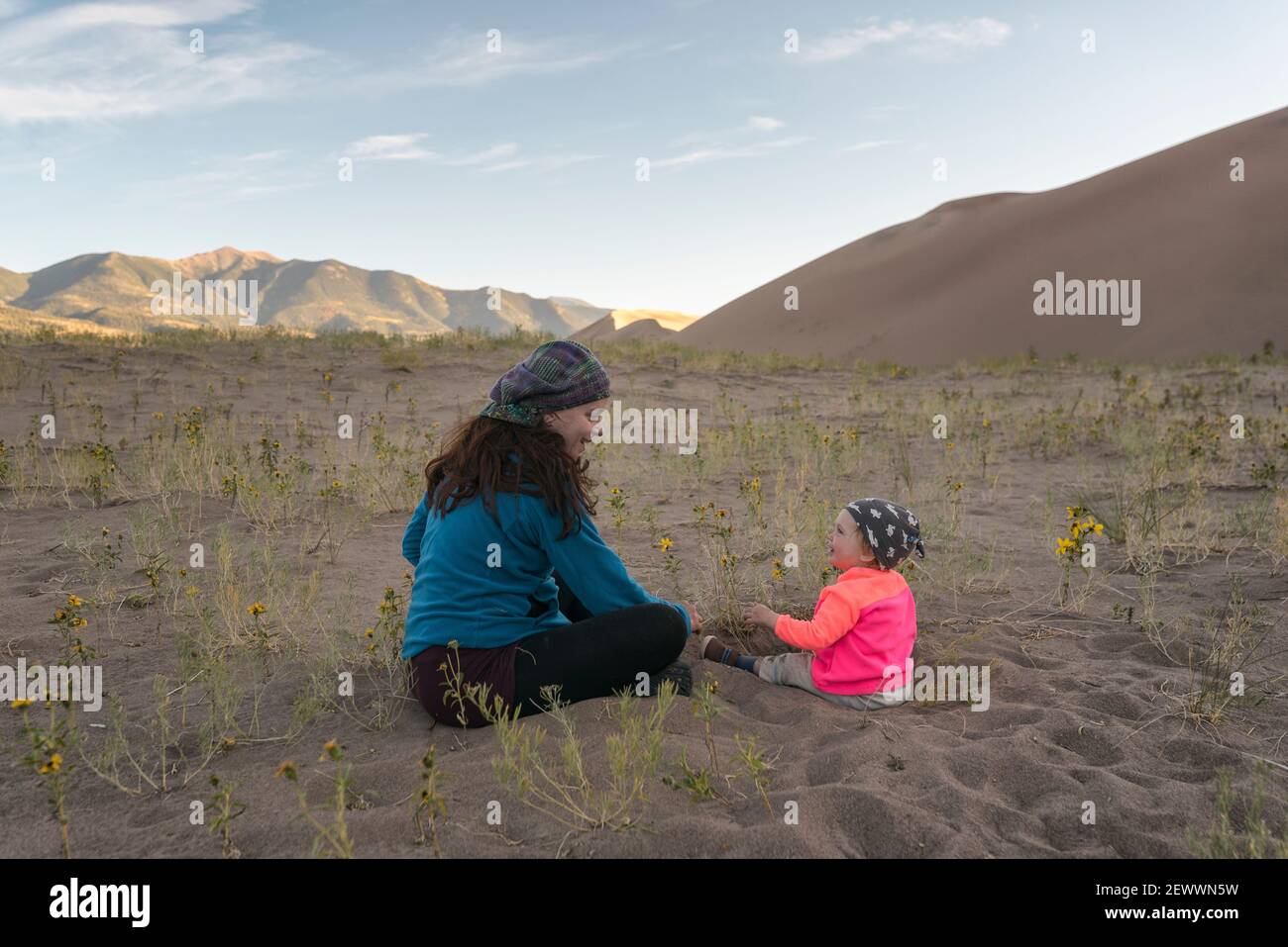 Mère et fille appréciant le désert dans le Colorado Banque D'Images