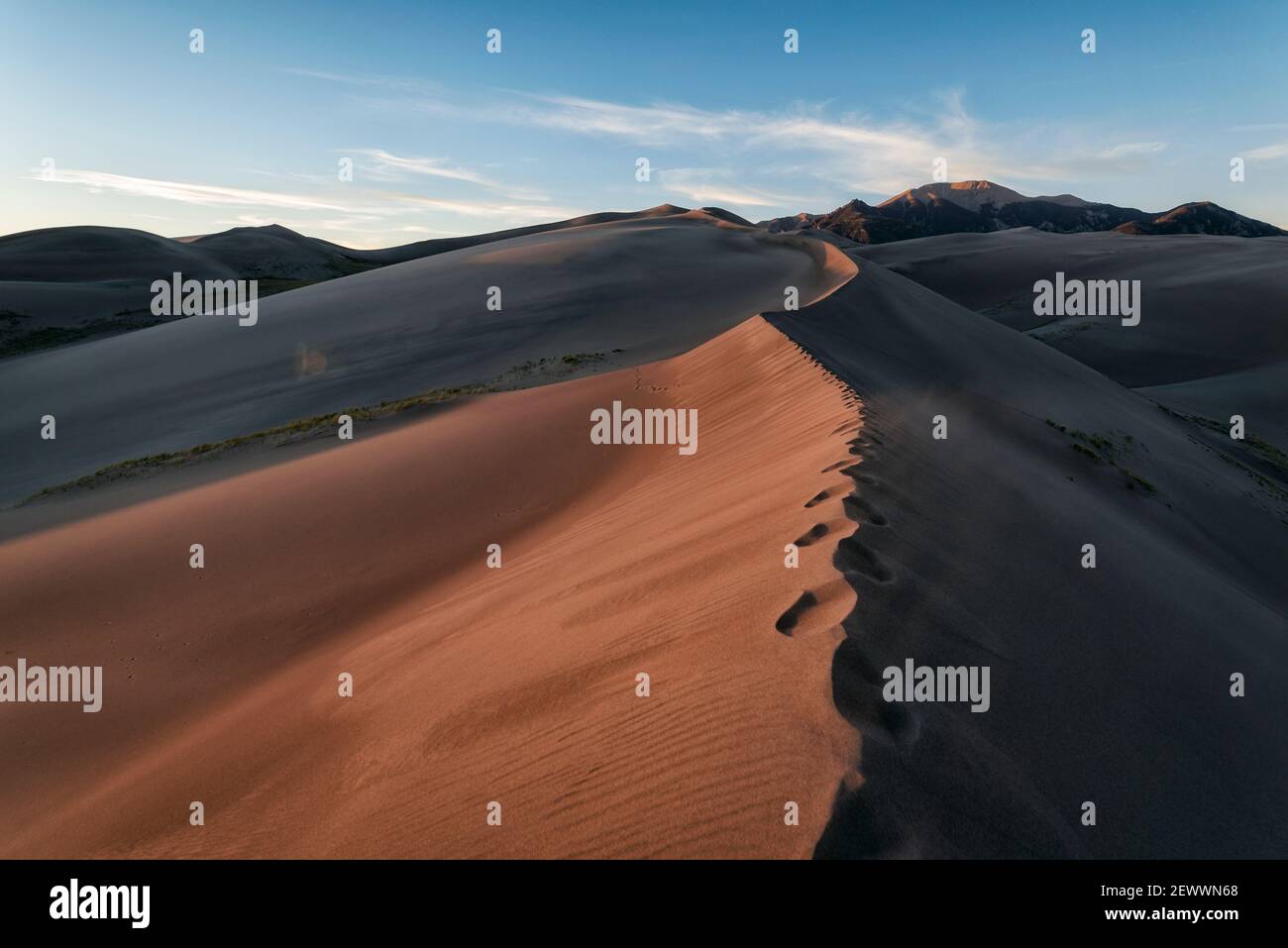 Dunes ridgeline avec le Mont Herard en arrière-plan Banque D'Images