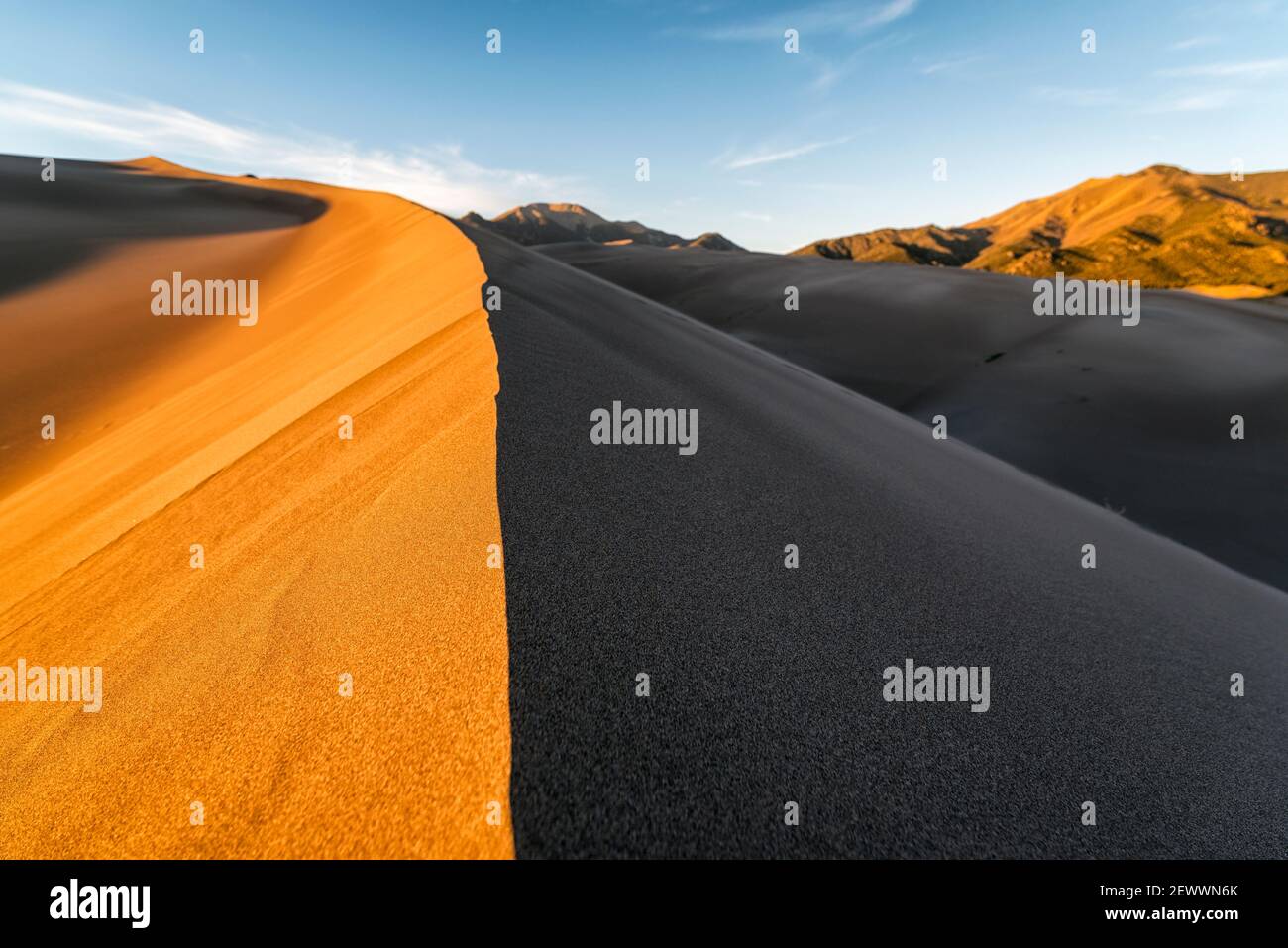 La dernière lumière du soleil frappe les dunes de sable, Colorado Banque D'Images