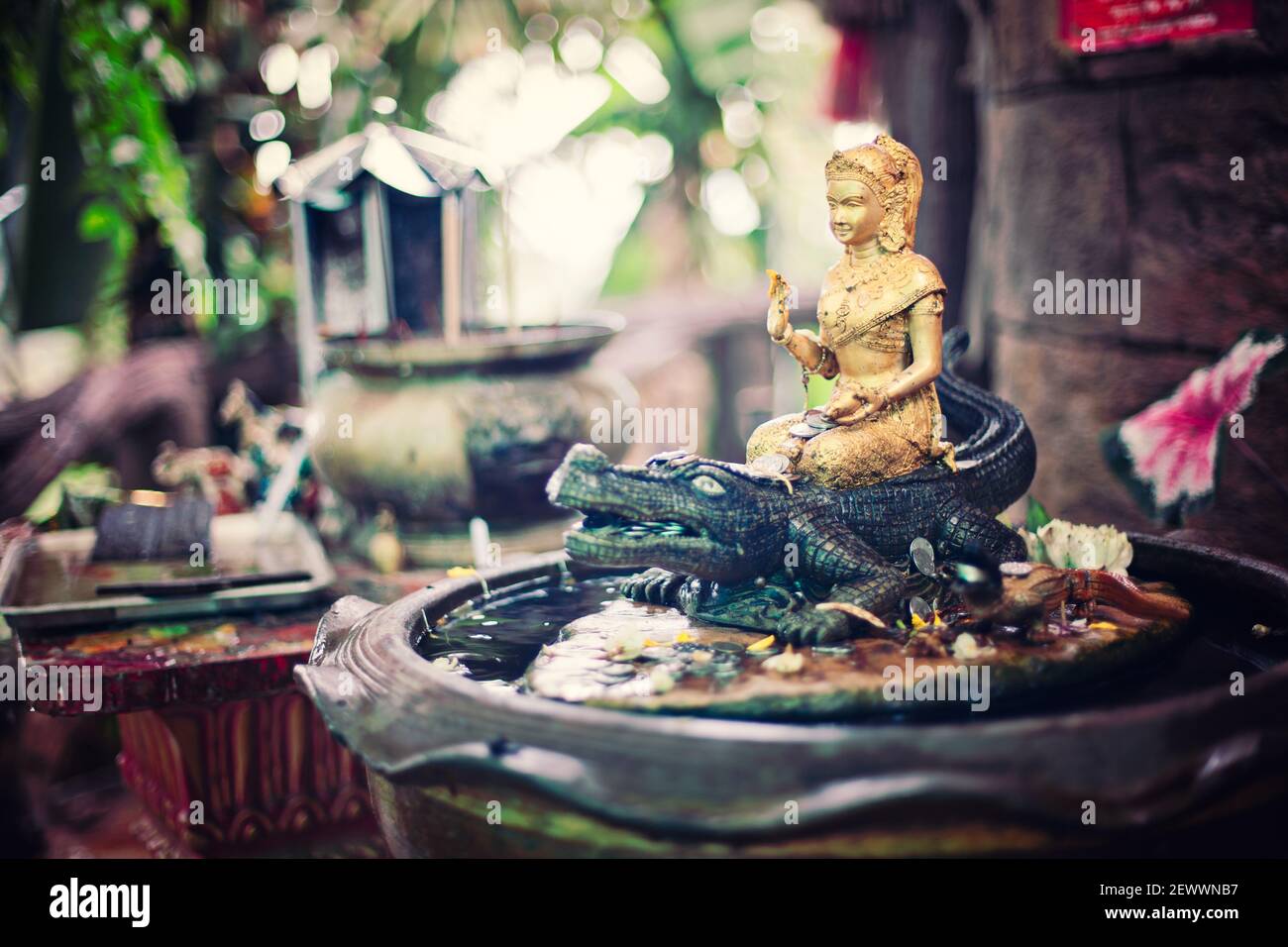Visite d'un temple bouddhiste en Thaïlande - jardin. Banque D'Images