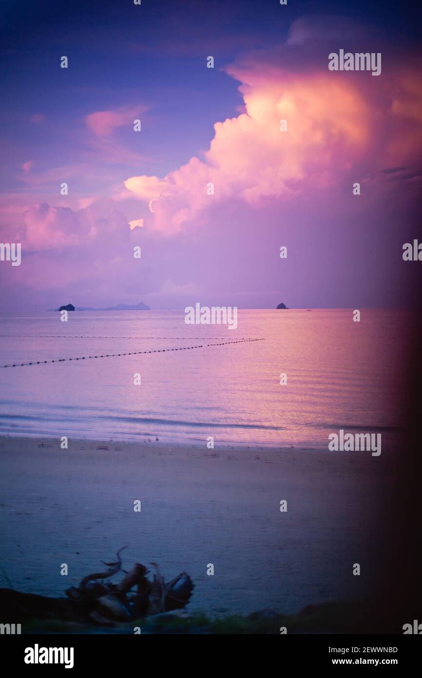 Lever du soleil à Krabi, en Thaïlande, avec des cieux roses et violets Banque D'Images