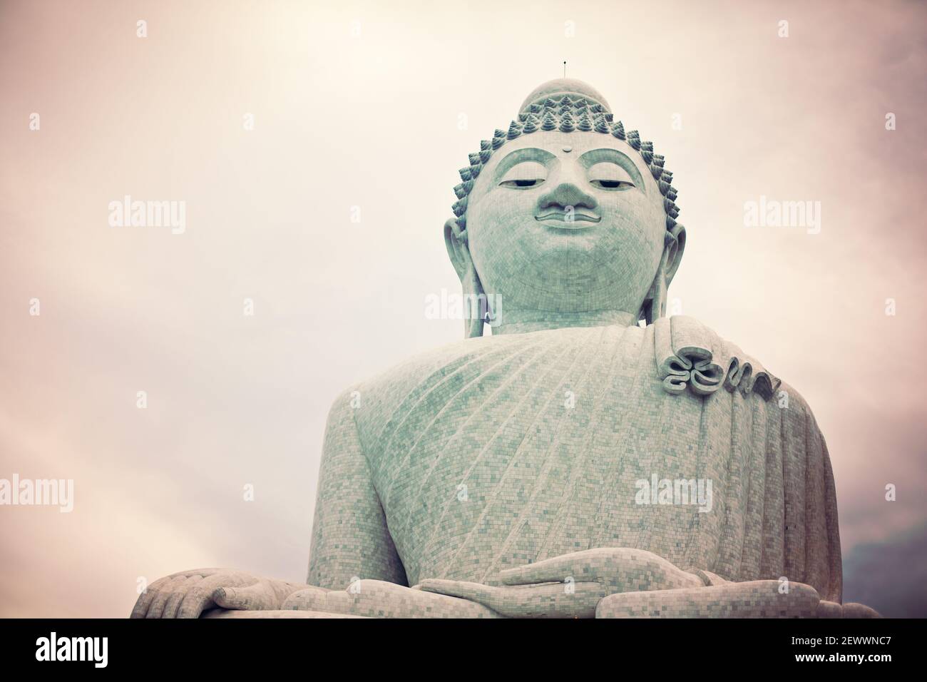 Le grand Bouddha en Thaïlande un jour couvert. Banque D'Images