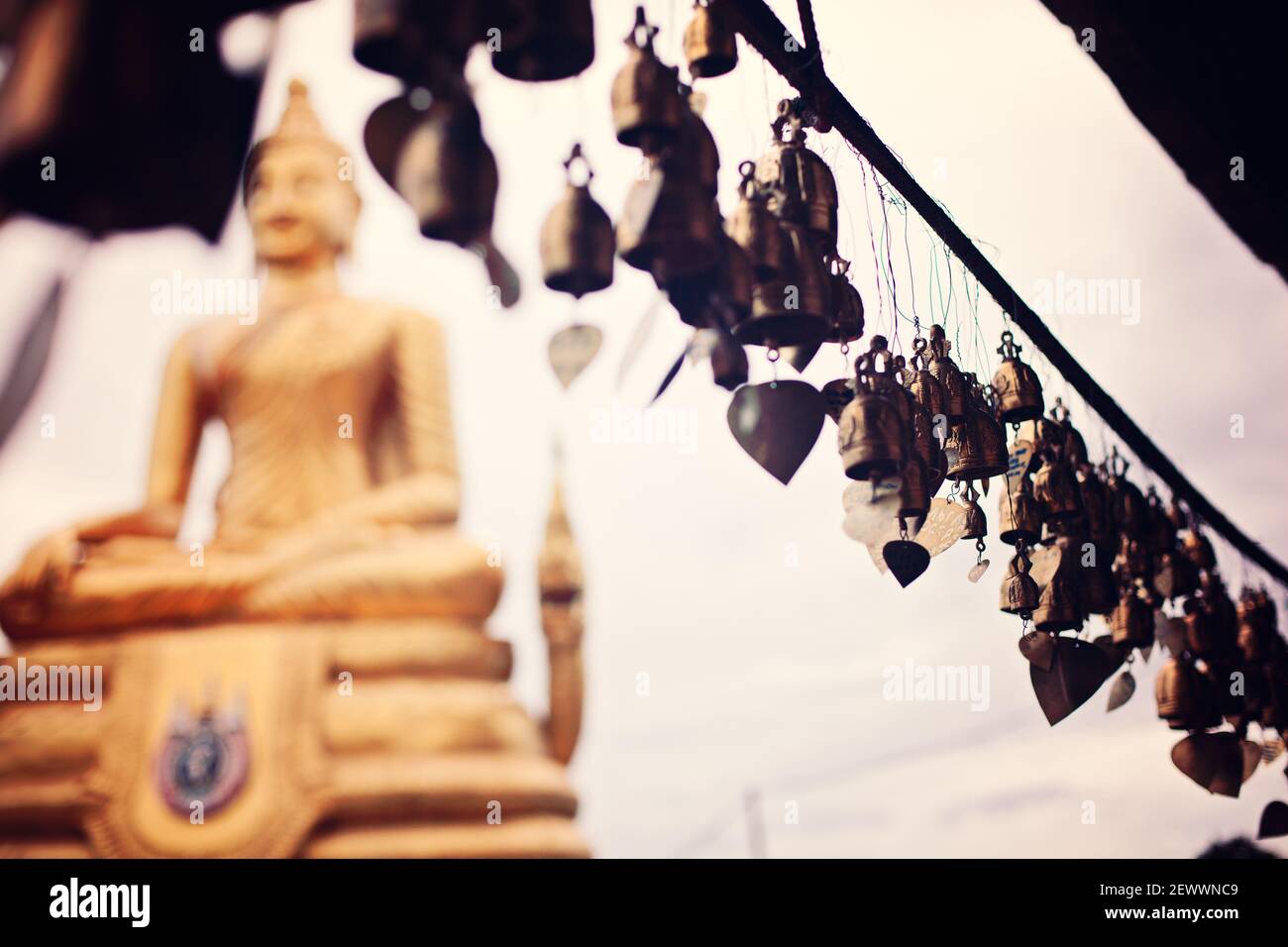 Visite d'un temple bouddhiste en Thaïlande - Bells Garden. Banque D'Images