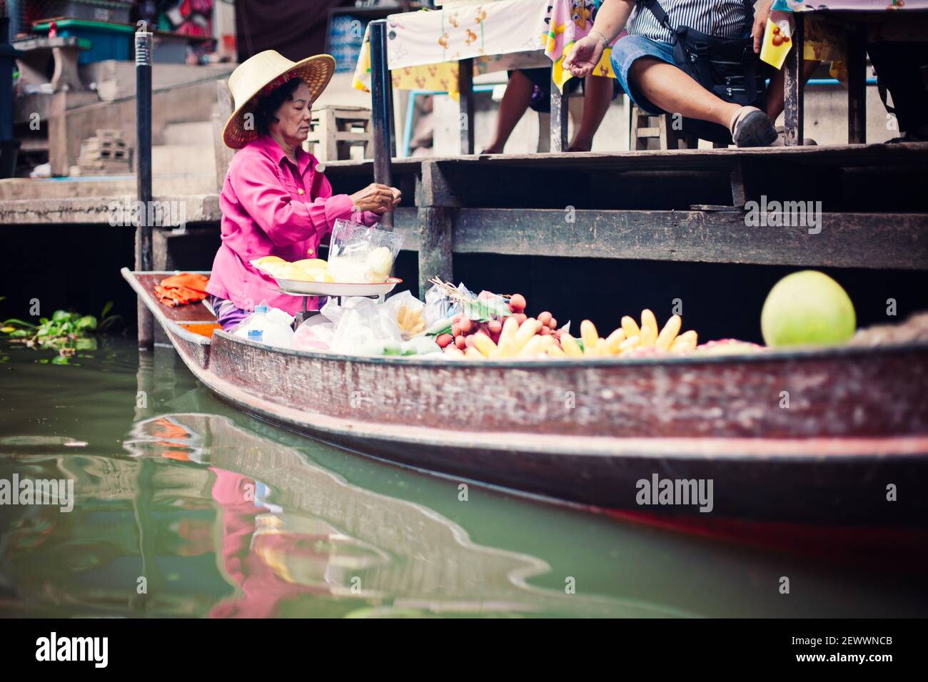Femme travaillant au marché flottant en Thaïlande. Banque D'Images