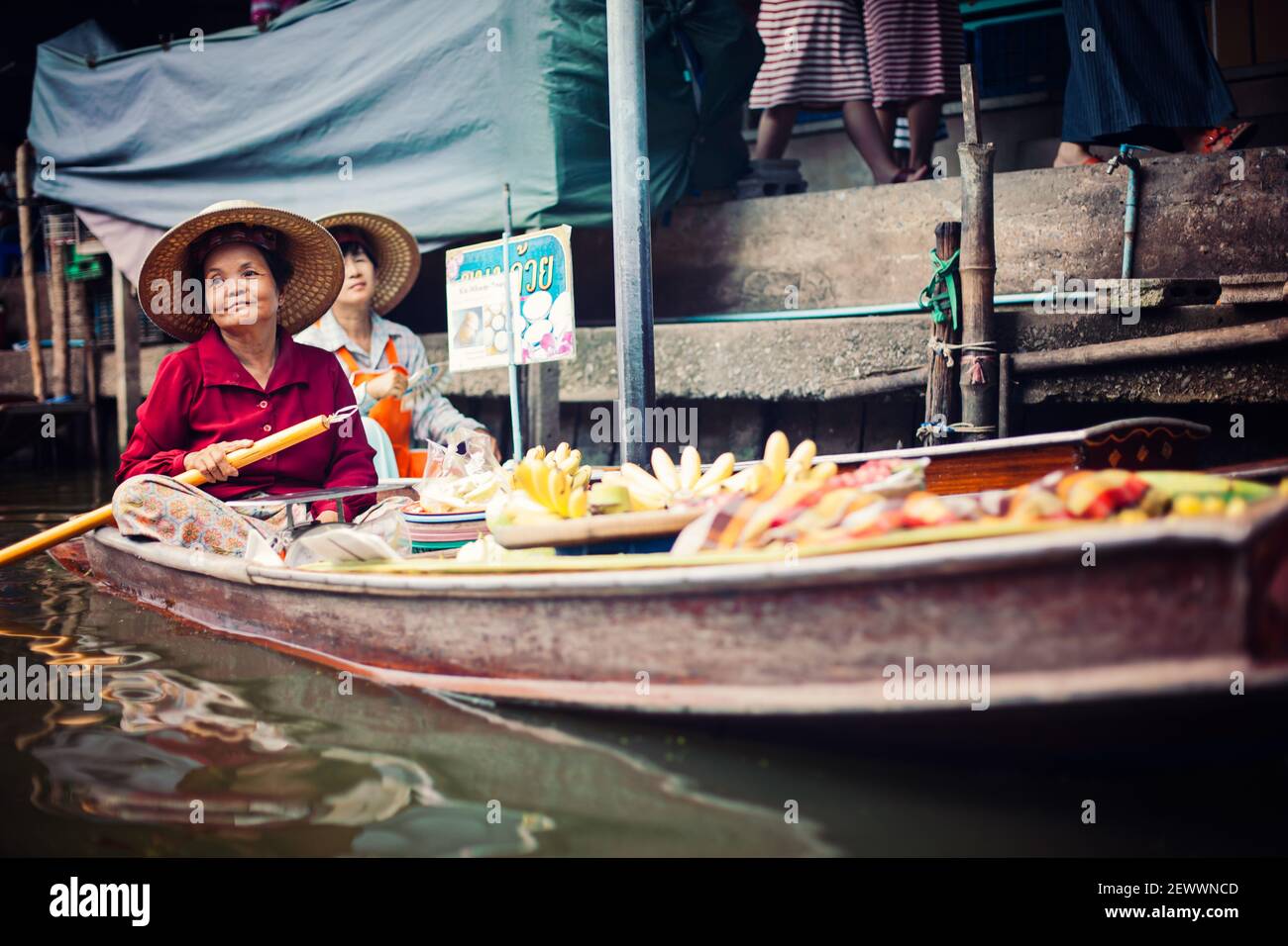 Femmes travaillant au marché flottant en Thaïlande. Banque D'Images