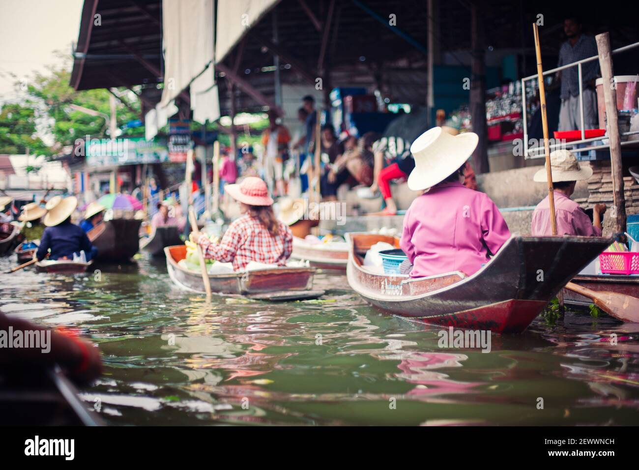 Femmes travaillant au marché flottant en Thaïlande. Banque D'Images
