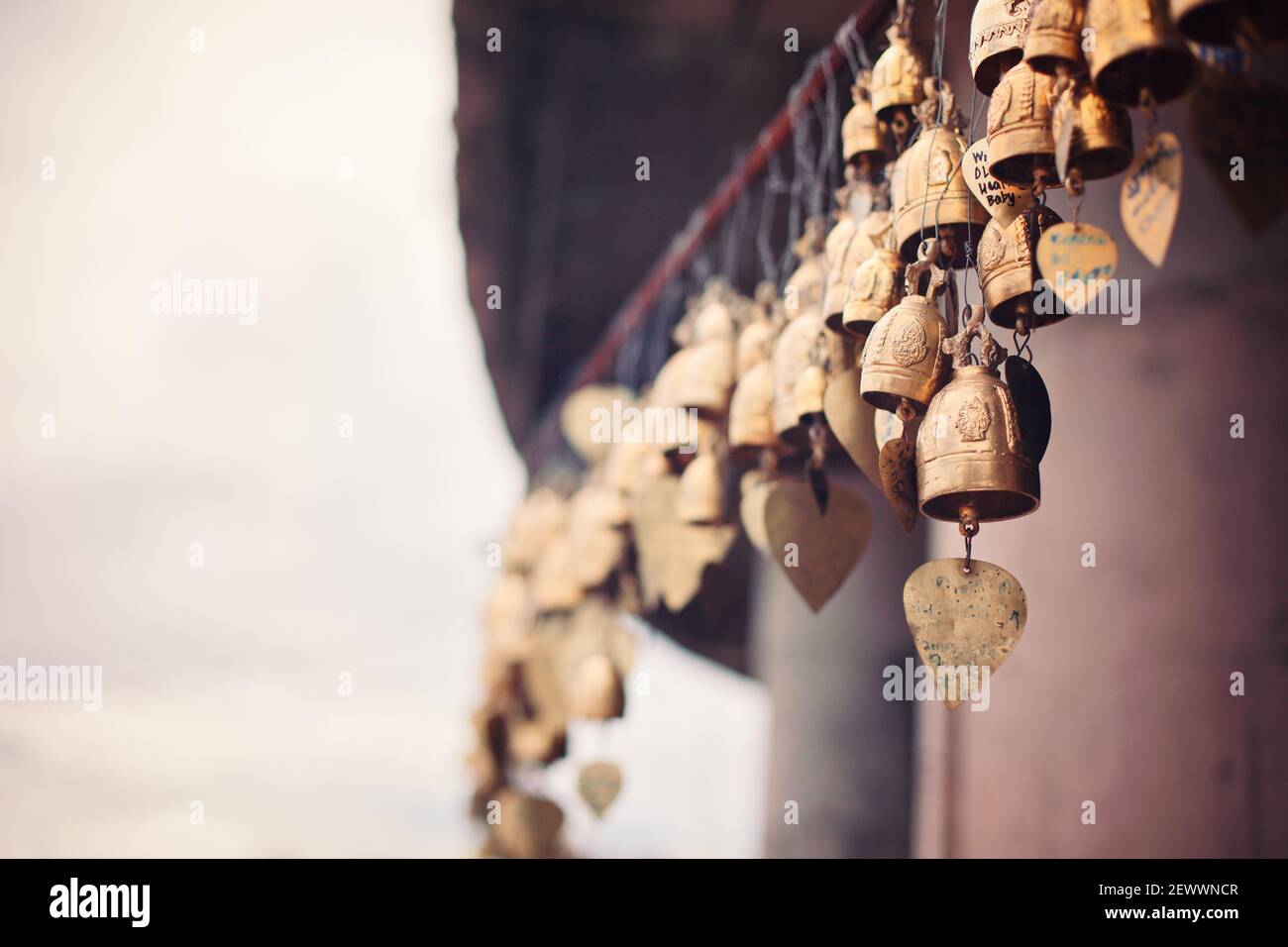 Cloches dans un jardin bouddhiste en Thaïlande. Banque D'Images
