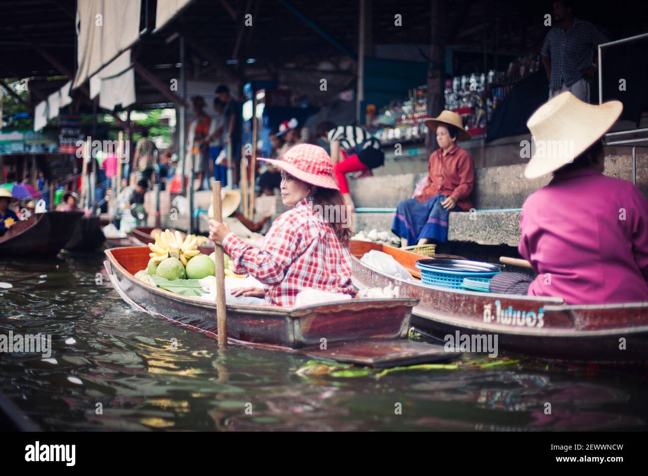 Femmes travaillant au marché flottant en Thaïlande. Banque D'Images