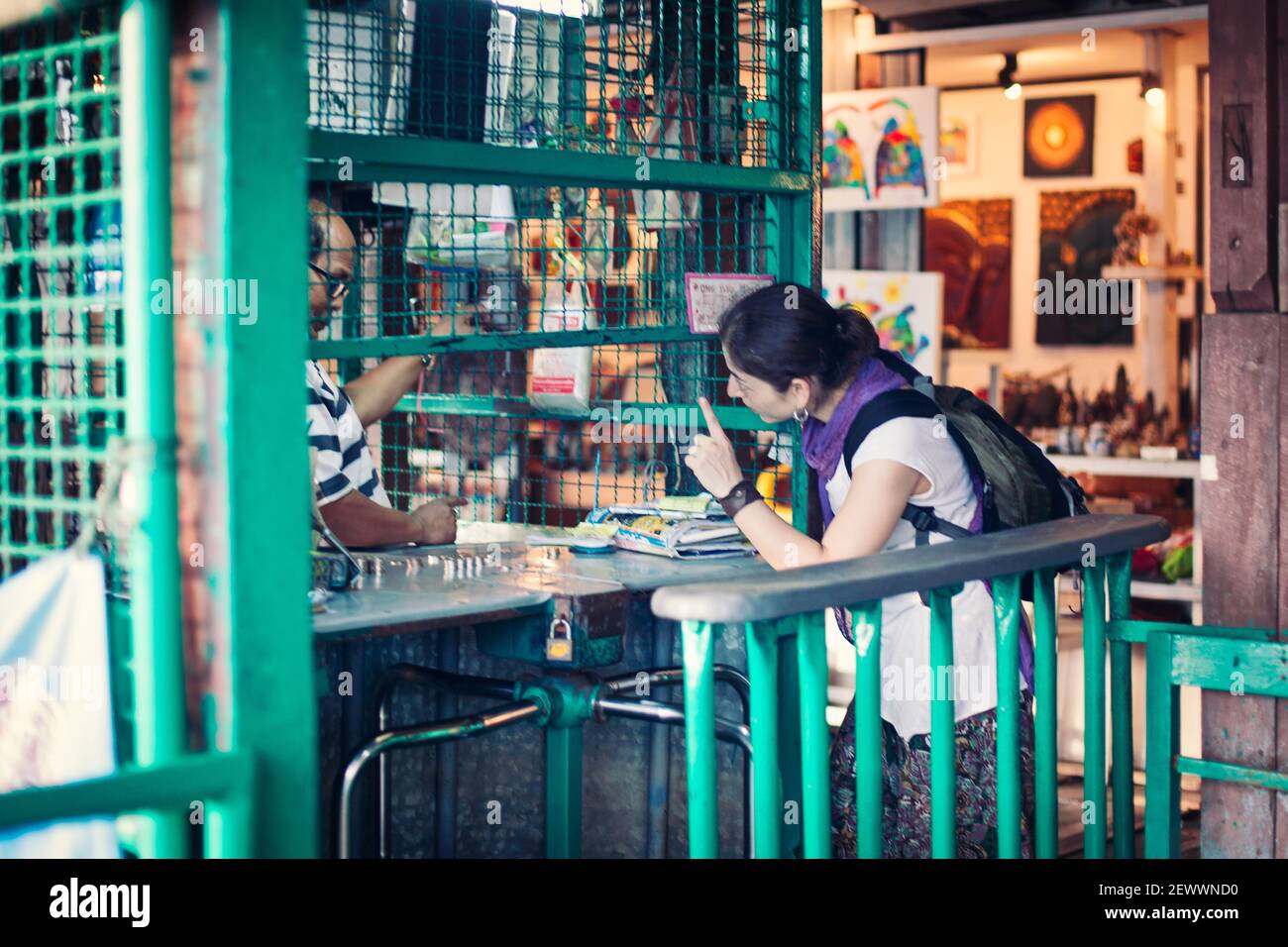 Femme achetant un billet à une station de bateau à Bangkok, Thaïlande. Banque D'Images