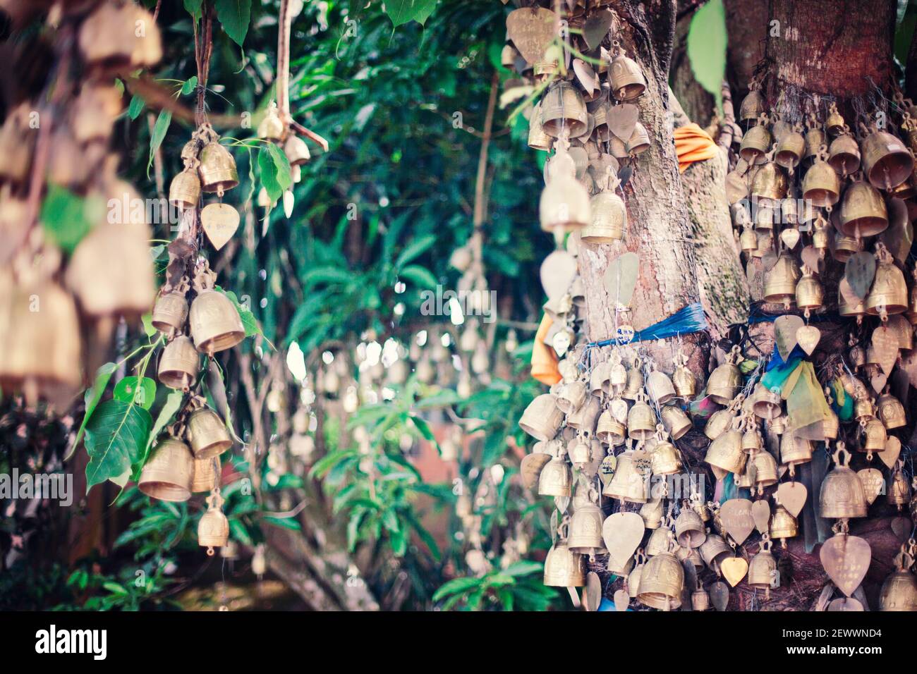 Cloches dans un jardin bouddhiste en Thaïlande. Banque D'Images