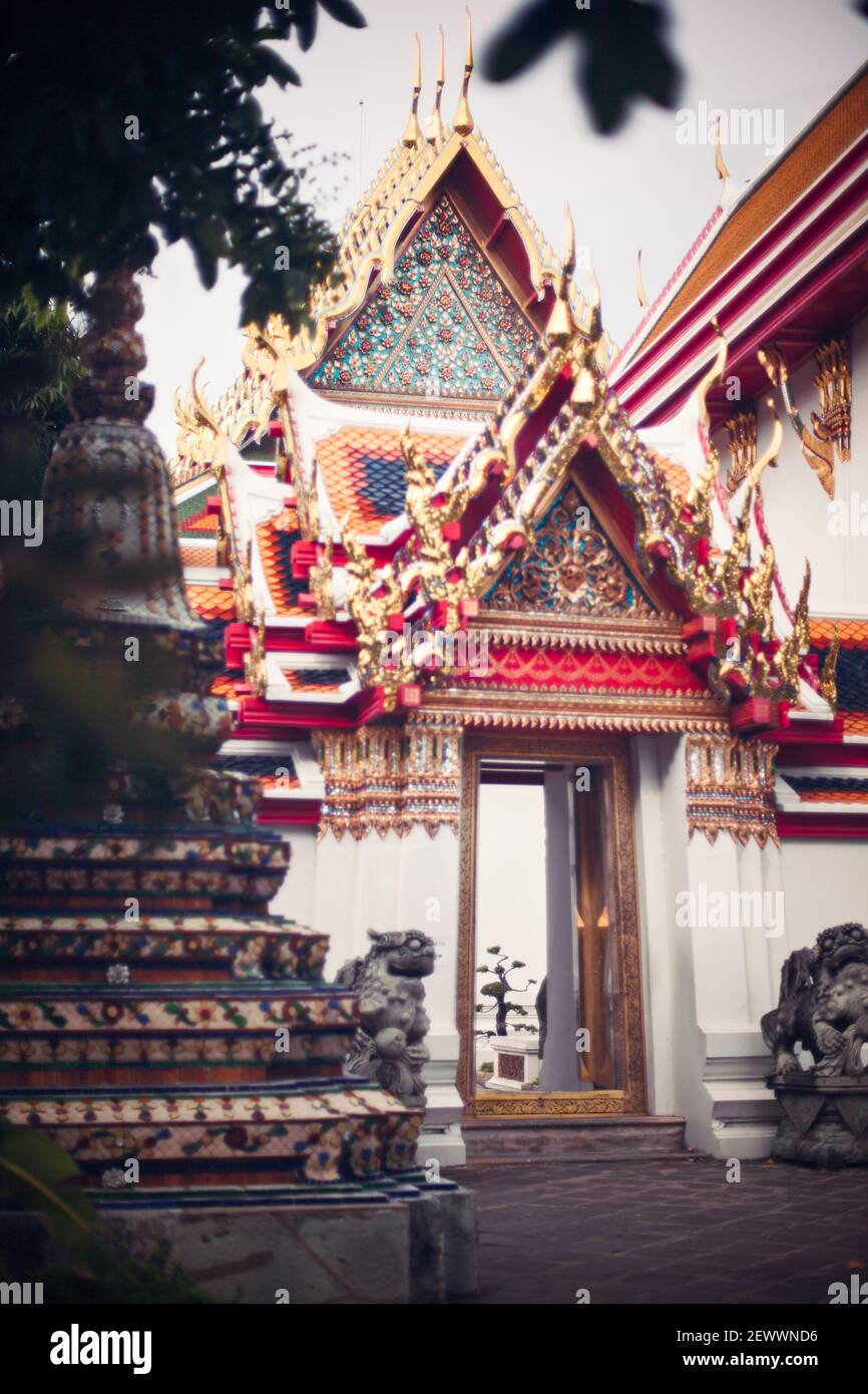 Visite d'un temple bouddhiste à Bangkok, Thaïlande. Banque D'Images