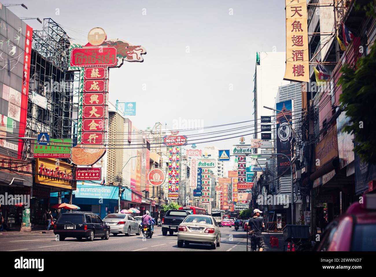 Vue sur une rue animée de Chinatown à Bangkok, Thaïlande. Banque D'Images