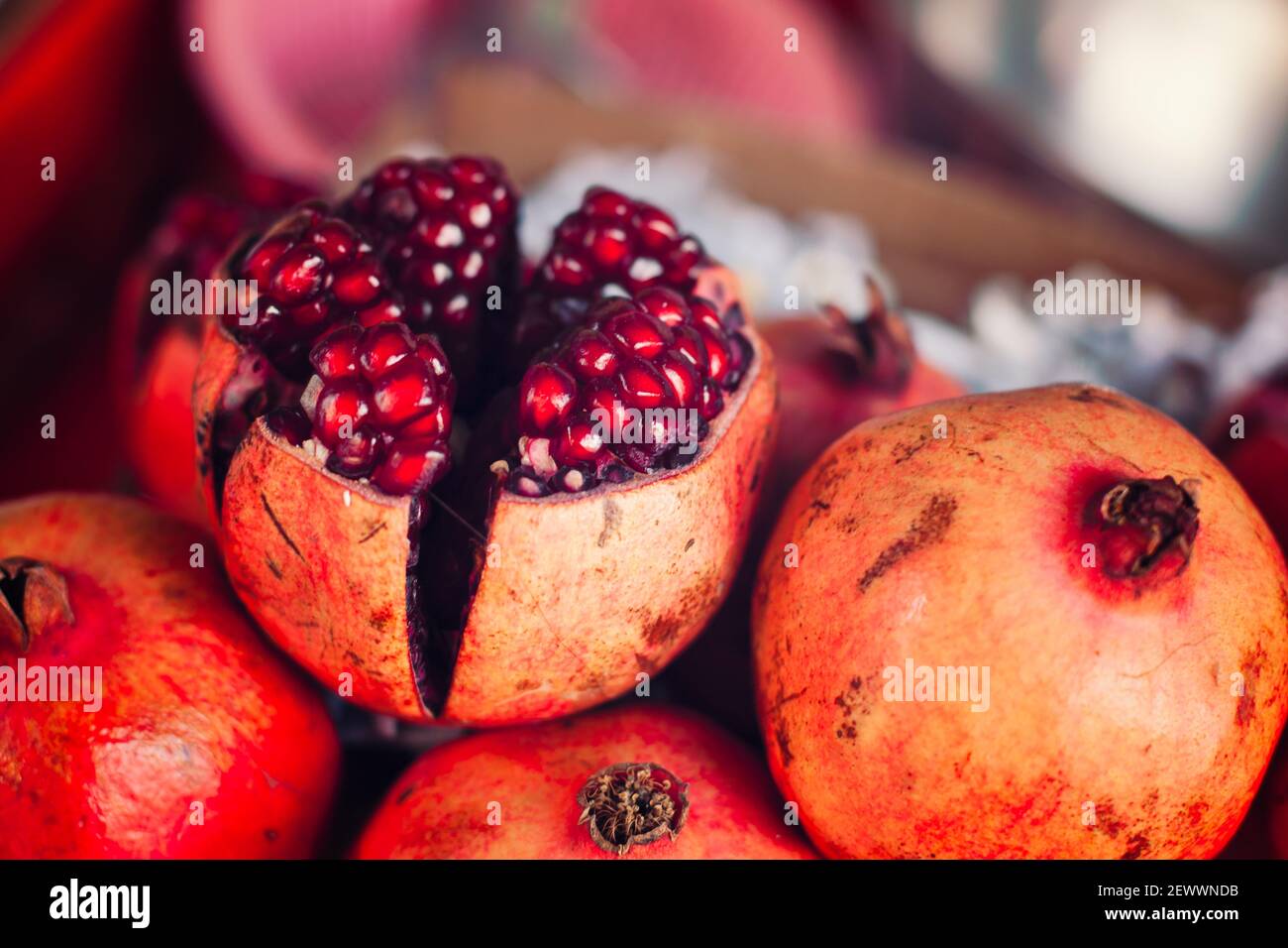 Ouvrir une grenade dans un marché de rue à Bangkok en Thaïlande. Banque D'Images
