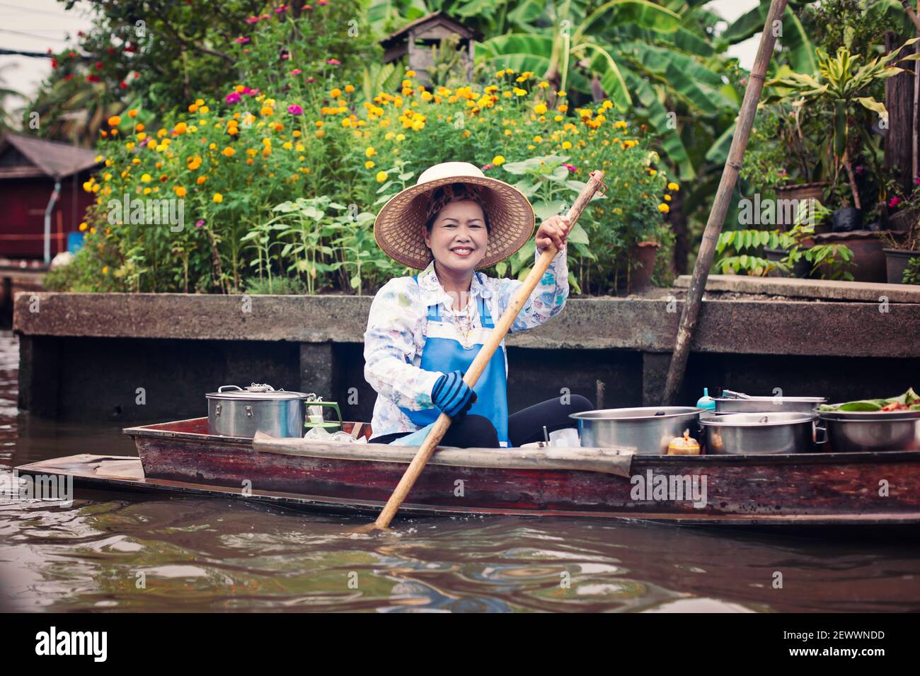 Femme travaillant au marché flottant en Thaïlande. Banque D'Images