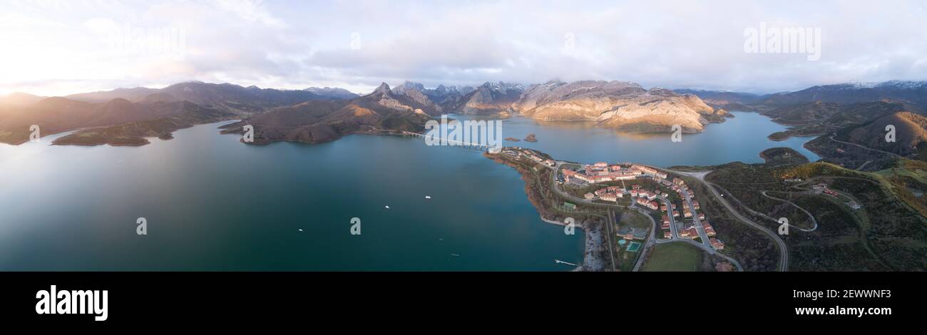 lever de soleil dans le réservoir de haute montagne depuis la vue aérienne en panoramique Banque D'Images