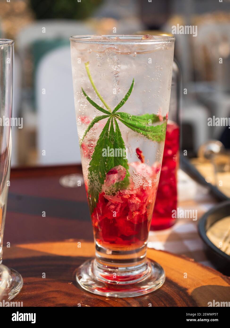 Un verre de soda italien rouge froid avec de la marijuana ou feuille de  cannabis Photo Stock - Alamy