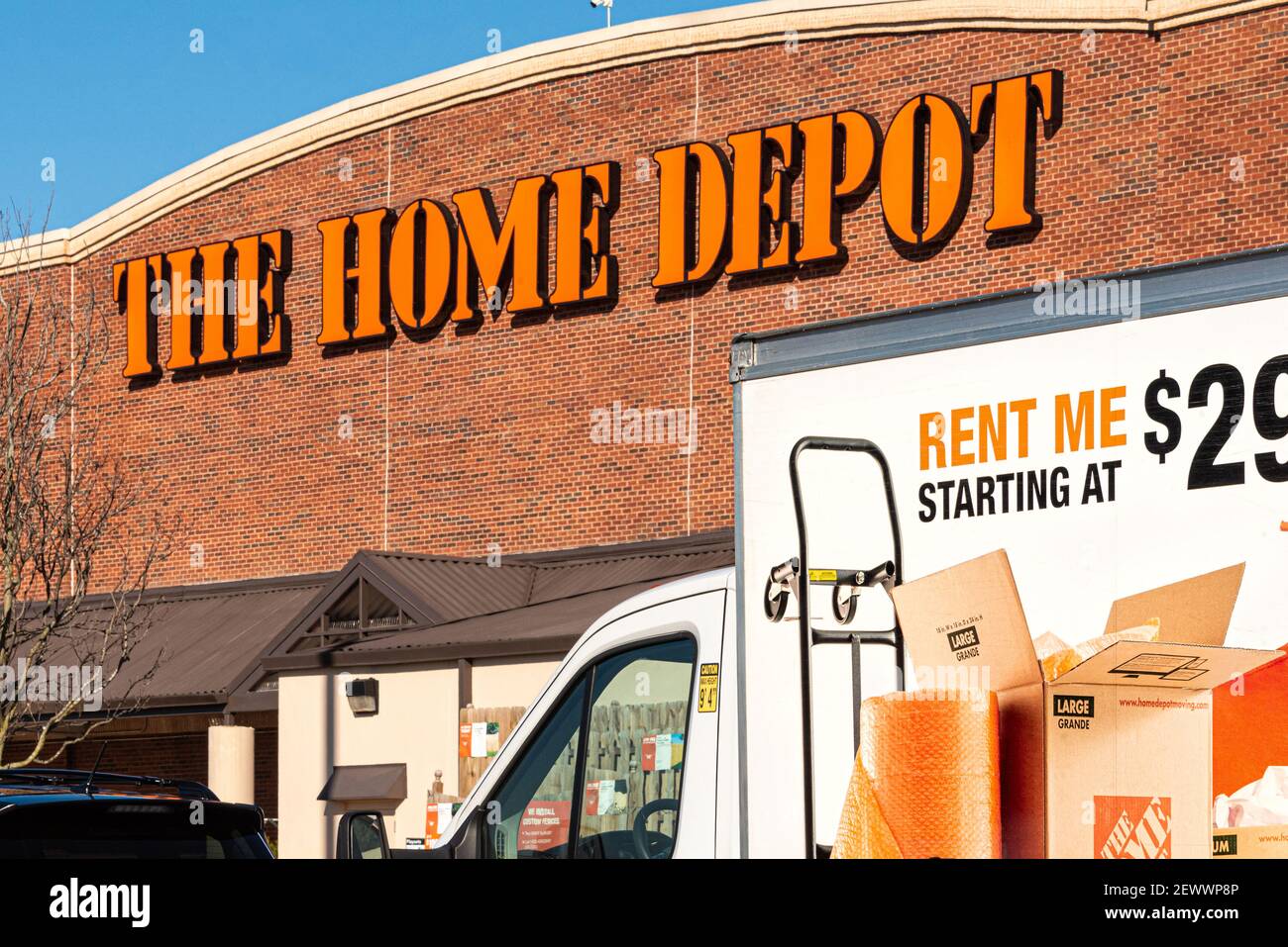 Le magasin Home Depot à Snellville, en Géorgie, avec un camion de déménagement de location Home Depot dans le parking. (ÉTATS-UNIS) Banque D'Images