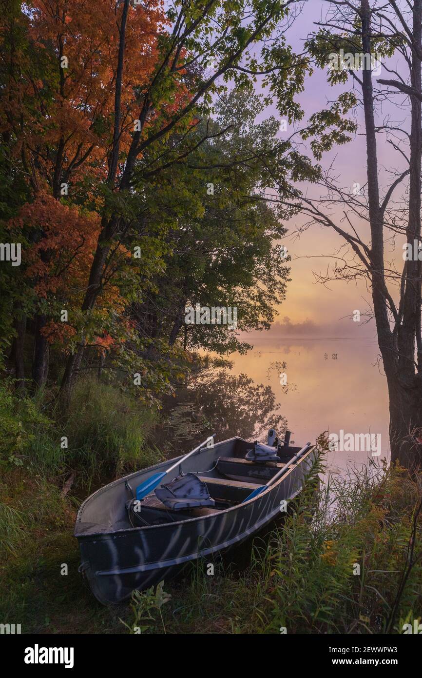 Un bateau de pêche sur la rive d'un lac sauvage dans le nord du Wisconsin. Banque D'Images