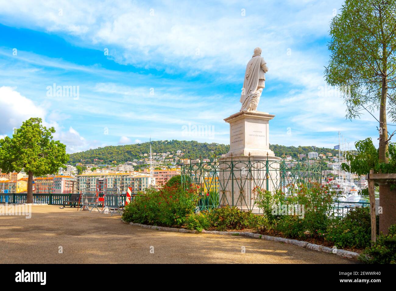Une statue maritime donne sur la Lympia du Vieux-Port, dans la ville balnéaire de Nice, en France, sur la Côte d'Azur. Banque D'Images