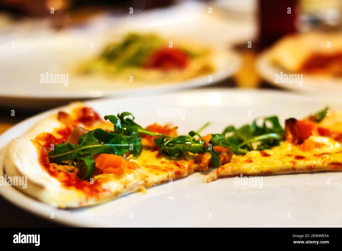 Recentrer des morceaux de pizza non finis sur une assiette au restaurant pizza. Pizza au fromage sur une table rustique. Concept de photographie alimentaire. Gros plan. Sur f Banque D'Images