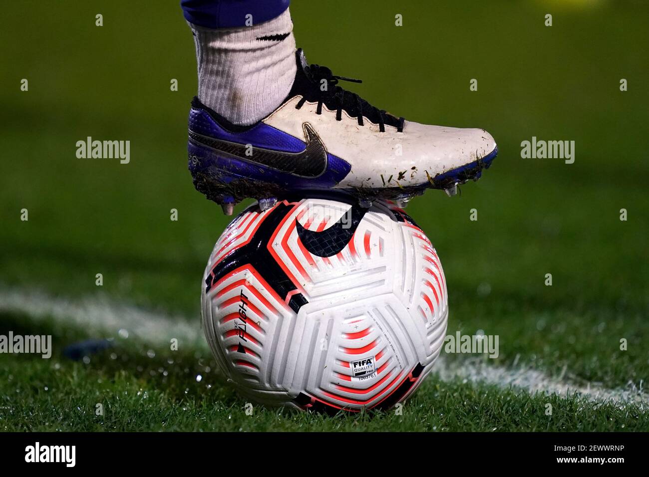 Un joueur portant des chaussures Nike avec son pied sur un ballon de football  Nike pendant l'échauffement lors du match de la Ligue des champions de  l'UEFA pour Femme au stade Kingsmeadow,