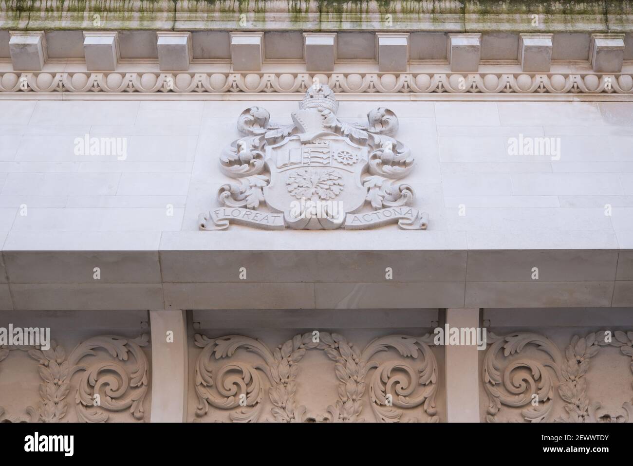 Crest Floreat Actona Hôtel de ville d'Acton Architecture municipale civique by Raffles et Gridley Banque D'Images