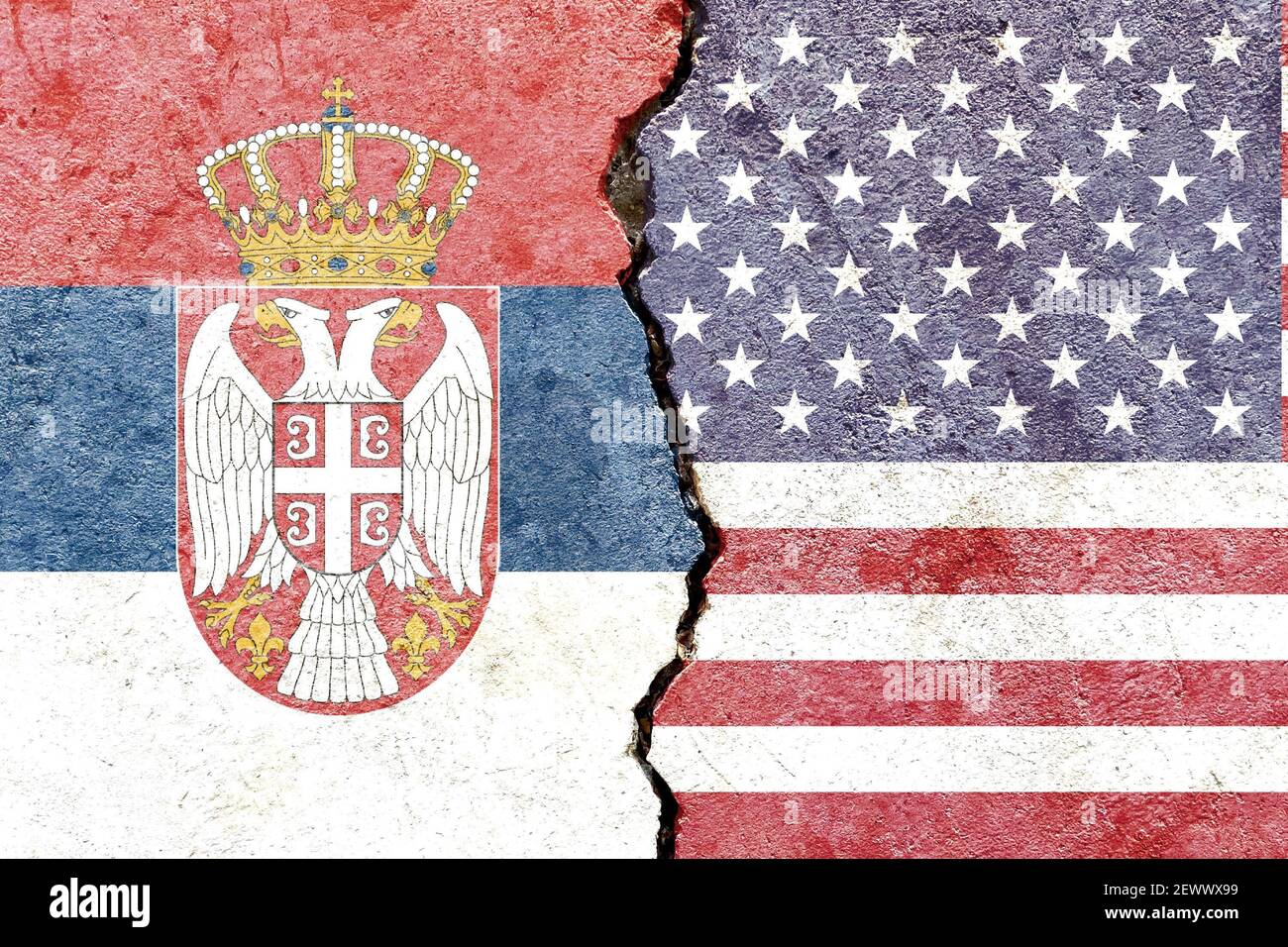 Un gros plan des drapeaux nationaux de la Serbie contre les États-Unis peints arrière-plan de mur en béton abîmé Banque D'Images