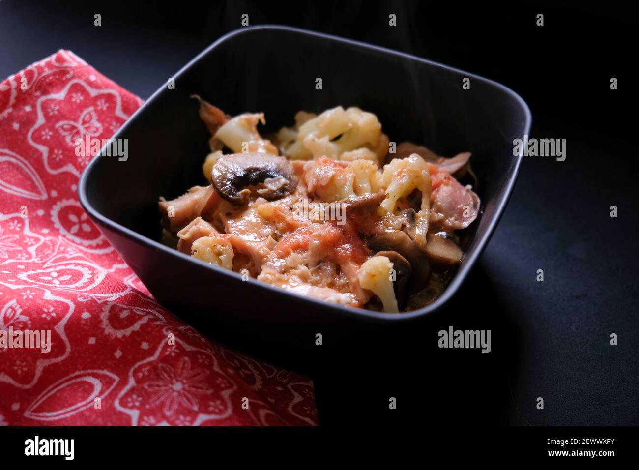 frites au fromage et au bœuf avec légumes frais Banque D'Images