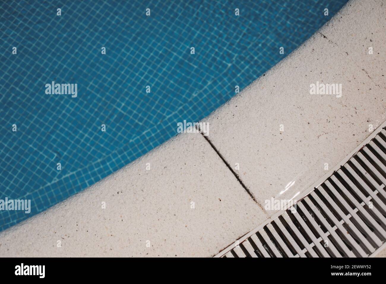 Vue de dessus d'un sol de piscine avec carrelage bleu. Arrière-plan texturé Banque D'Images