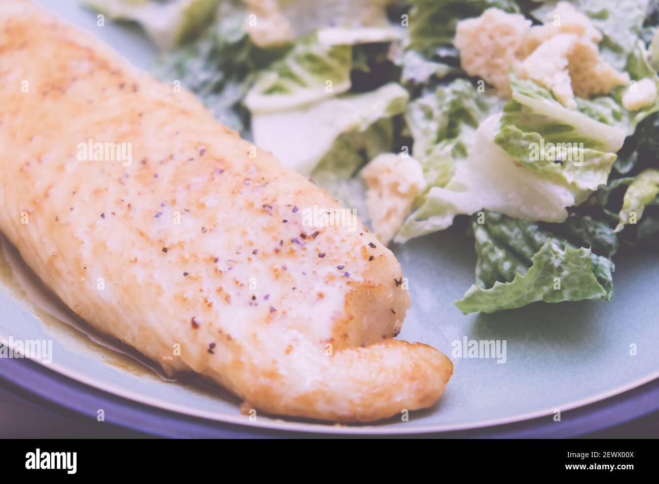 filet de poisson au tilapia riche en protéines avec salade, un repas conscient du régime Banque D'Images