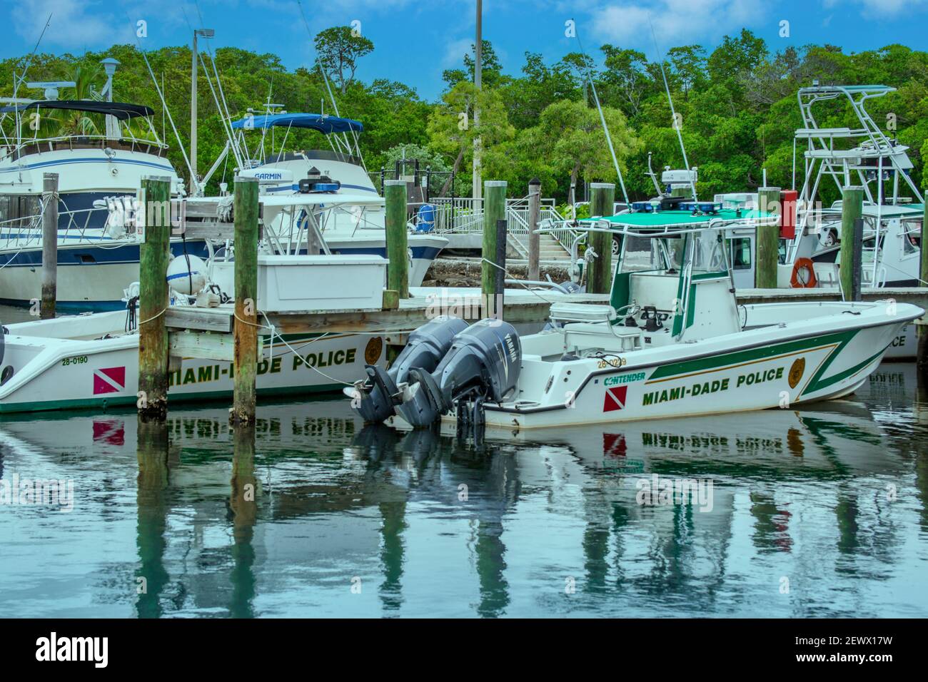 Les bateaux de police Miami-Dade se sont joints à la marina du parc Matheson Hammock à Miami, en Floride. Banque D'Images