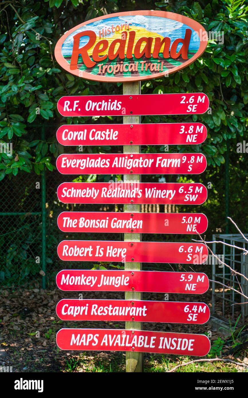 Panneau indiquant les attractions sur le sentier tropical Redland, à l'extérieur du parc Redland fruit and Spice du comté de Miami-Dade. Banque D'Images Panneau indiquant les attractions sur le sentier tropical Redland, à l'extérieur du parc Redland fruit and Spice du comté de Miami-Dade. Banque D'Images