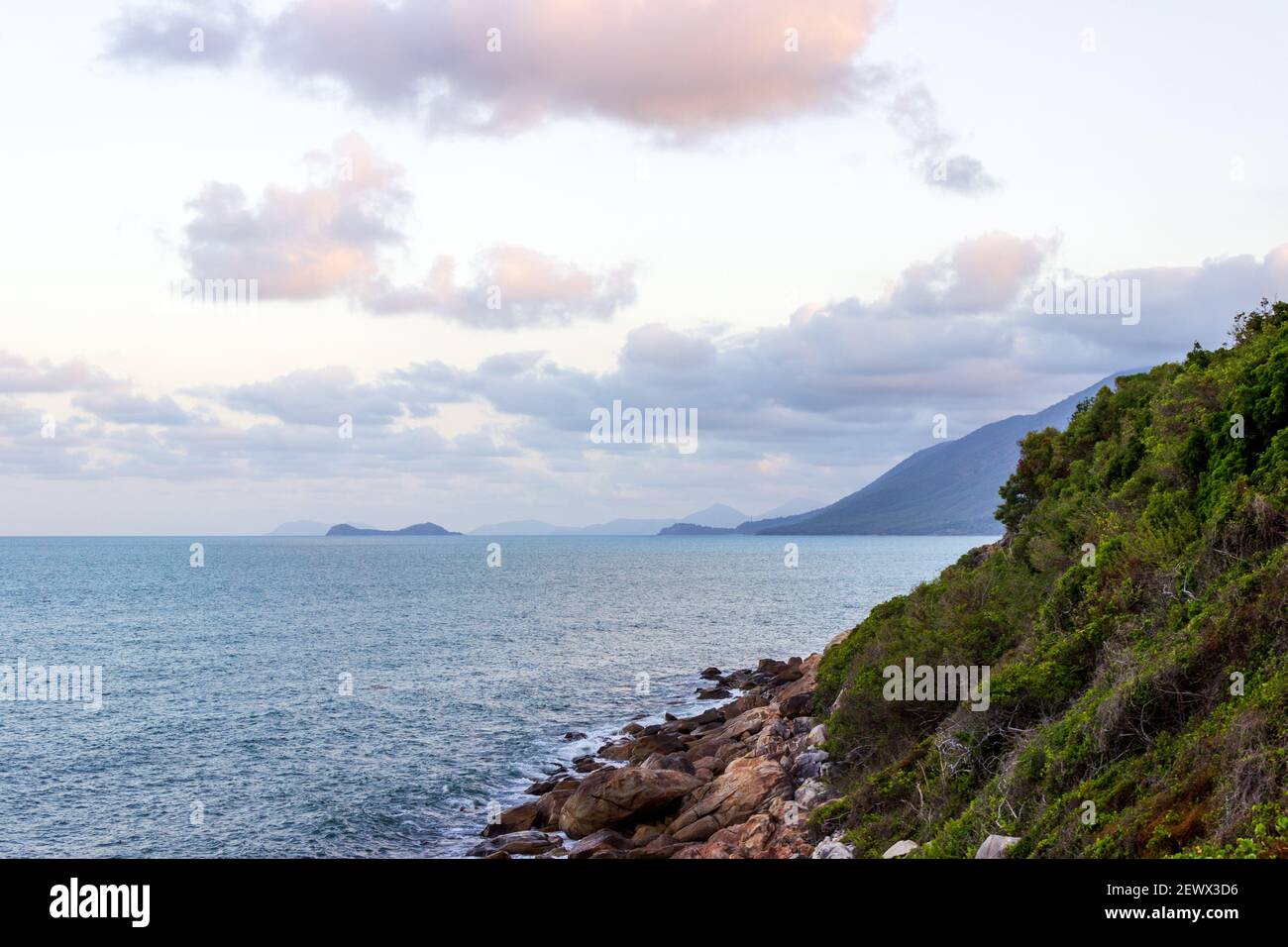Vue vers le sud-est depuis le point de vue de Rex, le long de la Capitan Cook Highway près de Wangetti, Queensland, Australie. Banque D'Images