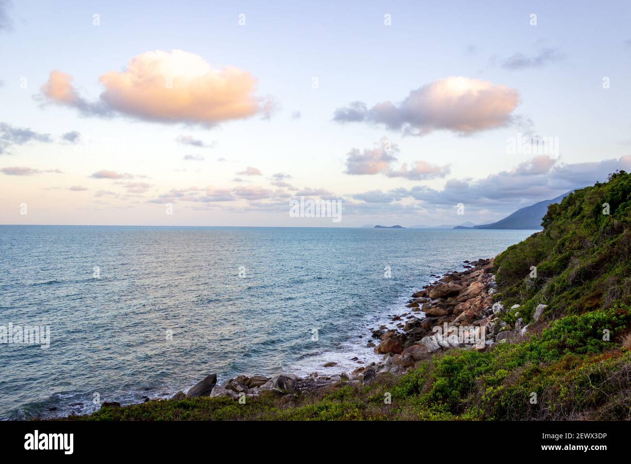Vue vers le sud-est depuis le point de vue de Rex, le long de la Capitan Cook Highway près de Wangetti, Queensland, Australie. Banque D'Images