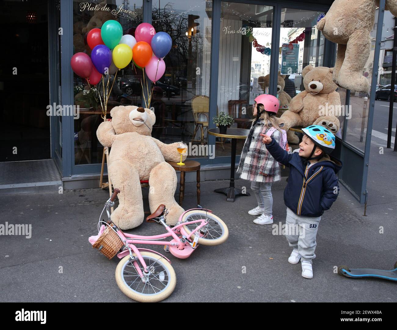 Paris, les ours en peluche géants sont vus dans un restaurant qui offre des  services à emporter à Paris. Restaurants. 30 octobre 2020. Les enfants  jouent avec un ours en peluche géant