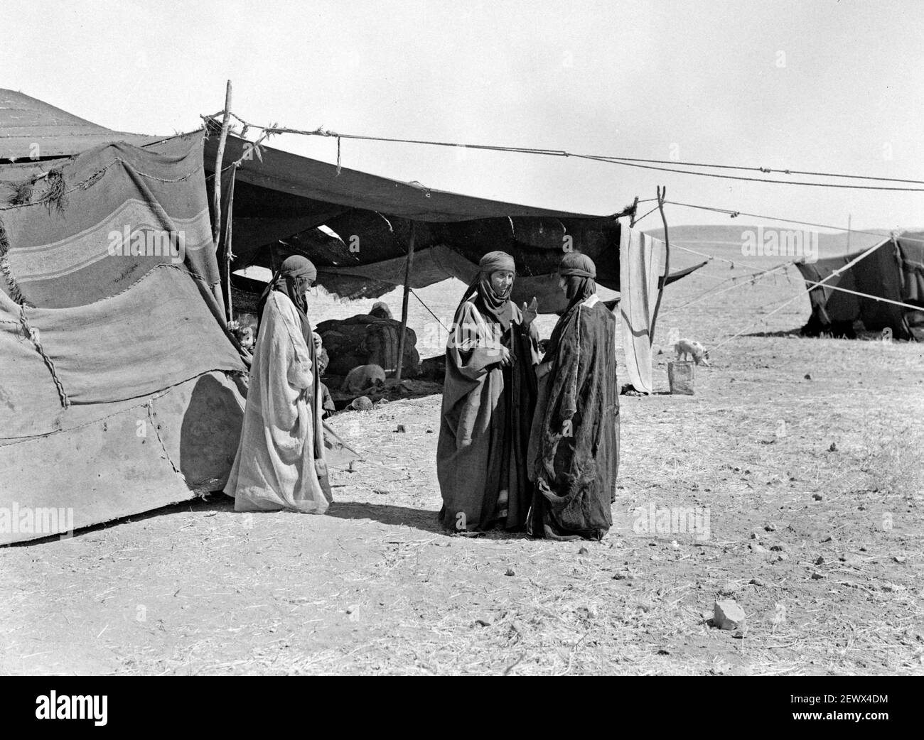 Histoire de Ruth. Tente bédouine avec Naomi, Orpa et Ruth à Moab, vers 1940 Banque D'Images