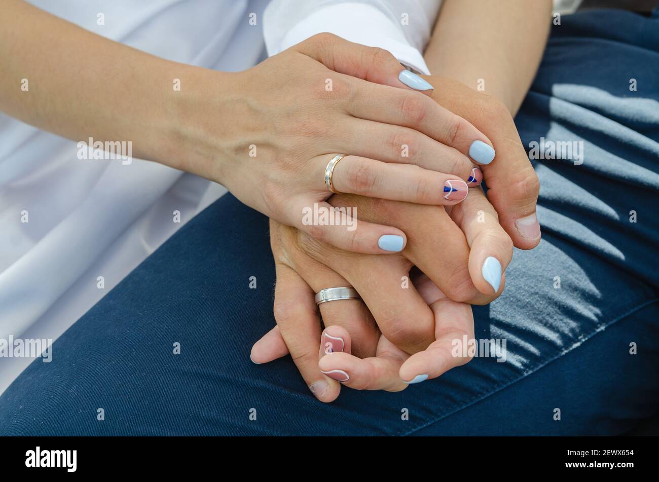 Mains entrelacées sur couple de mariage jour du mariage Photo Stock - Alamy
