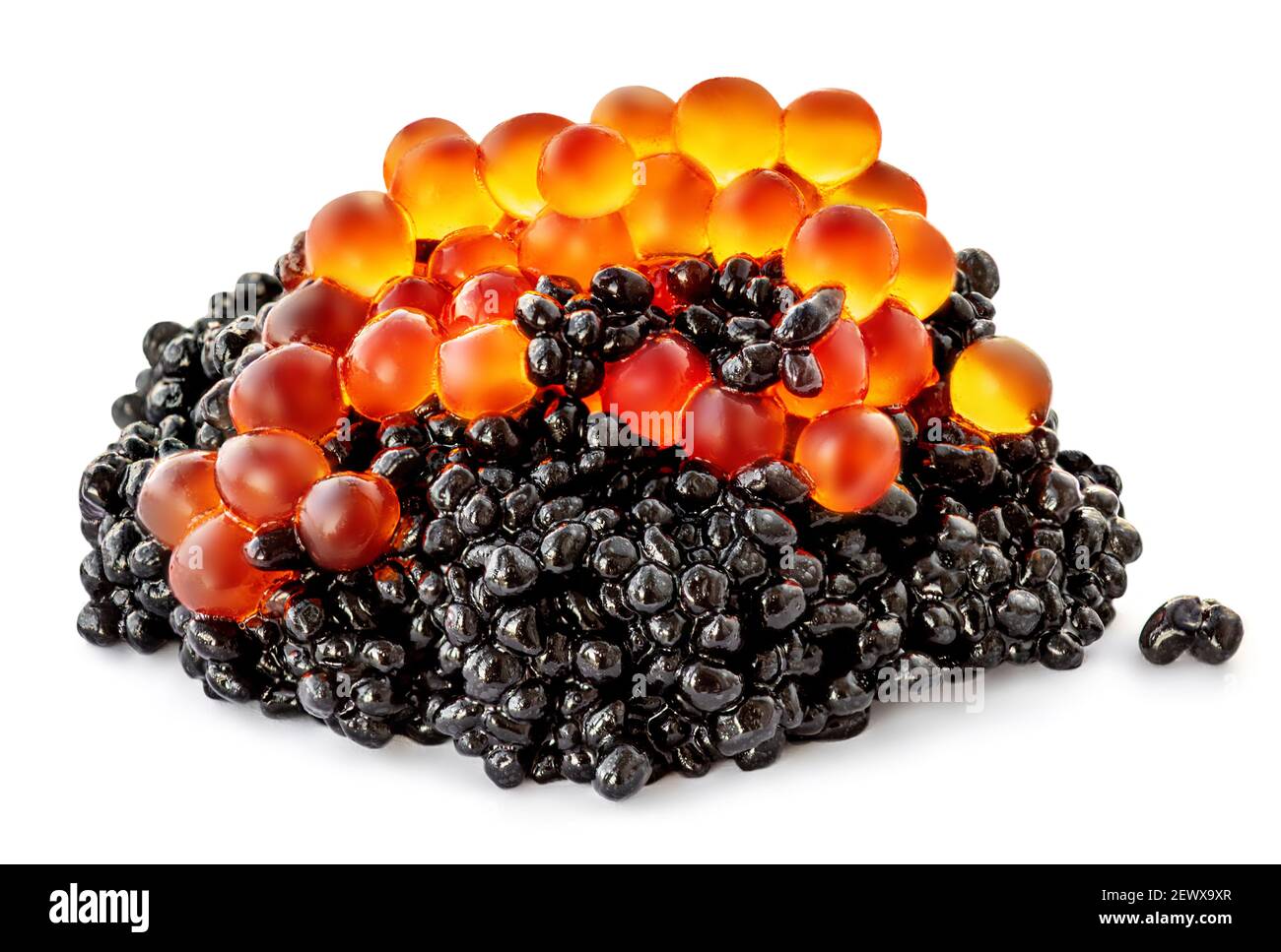 Caviar noir et rouge isolé sur fond blanc. Macro caviar mixte Banque D'Images