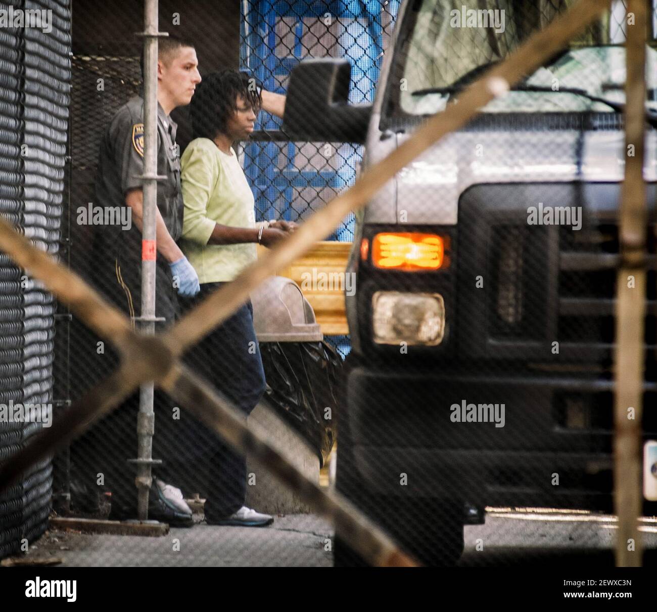 Un maréchal escorte LeRoya Moore d'East Haven, Connecticut, à un véhicule de transport de prisonniers après son incendie le mercredi 10 juin 2015. Moore, qui a drogué ses deux plus jeunes enfants et les a noyés dans la baignoire en 2015, l'a fait sous la croyance délirante que Dieu les protégeait en les appelant au ciel, un psychiatre de la défense a témoigné lundi dans l'affaire d'aliénation mentale de Moore devant la Cour supérieure de New Haven. (Photo de Melanie Stengel/Hartford courant/TNS/Sipa USA) Banque D'Images