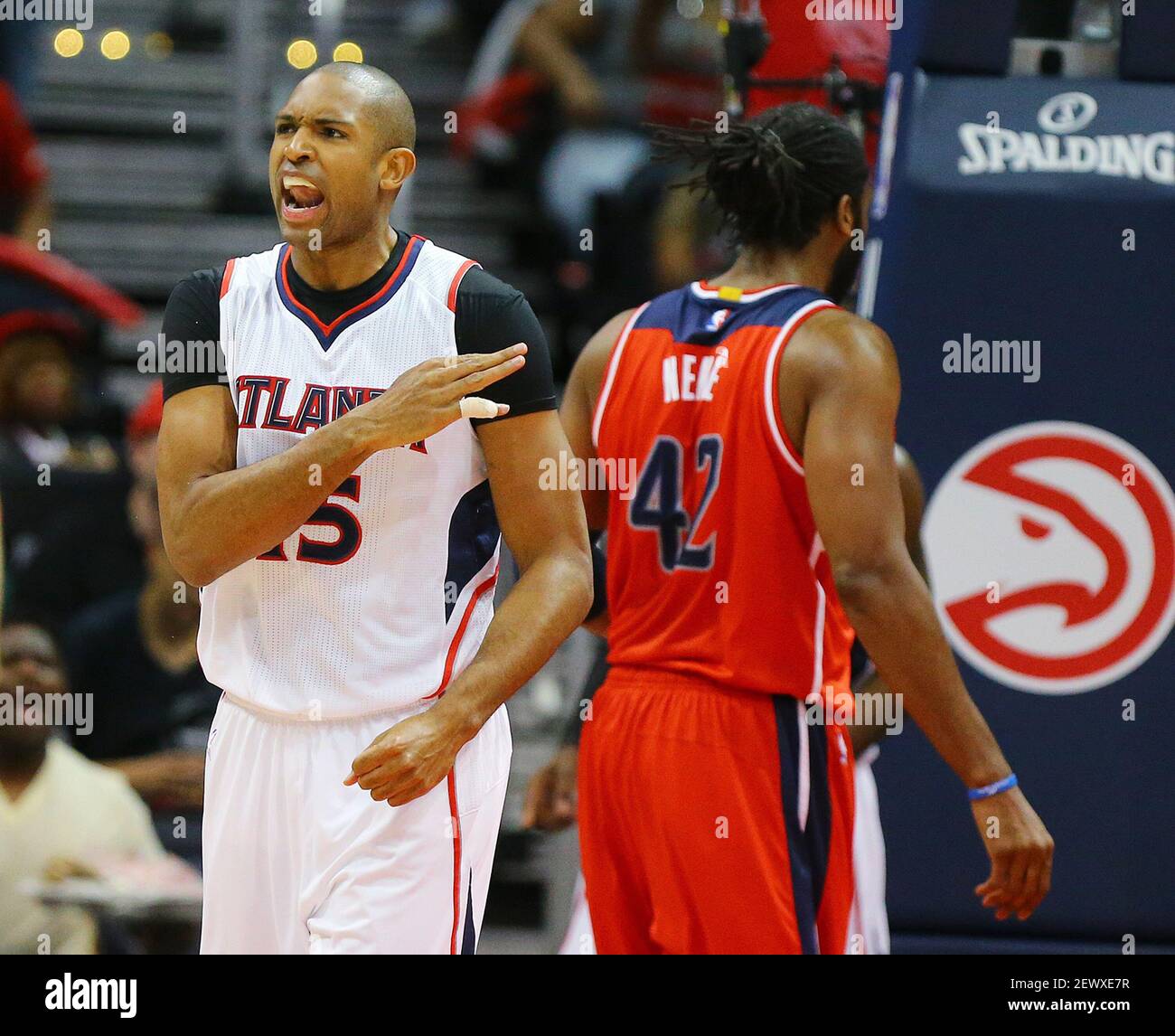 L'Atlanta Hawkss' Al Horford, à gauche, célèbre le blocage d'un tir par les Washington Wizardss' Nene pendant le match 5 dans les demi-finales de la Conférence de l'est le mercredi 13 mai 2015, au Philips Arena à Atlanta. (Photo de Curtis Compton/Atlanta Journal-Constitution/TNS) *** Veuillez utiliser le crédit du champ de crédit *** Banque D'Images