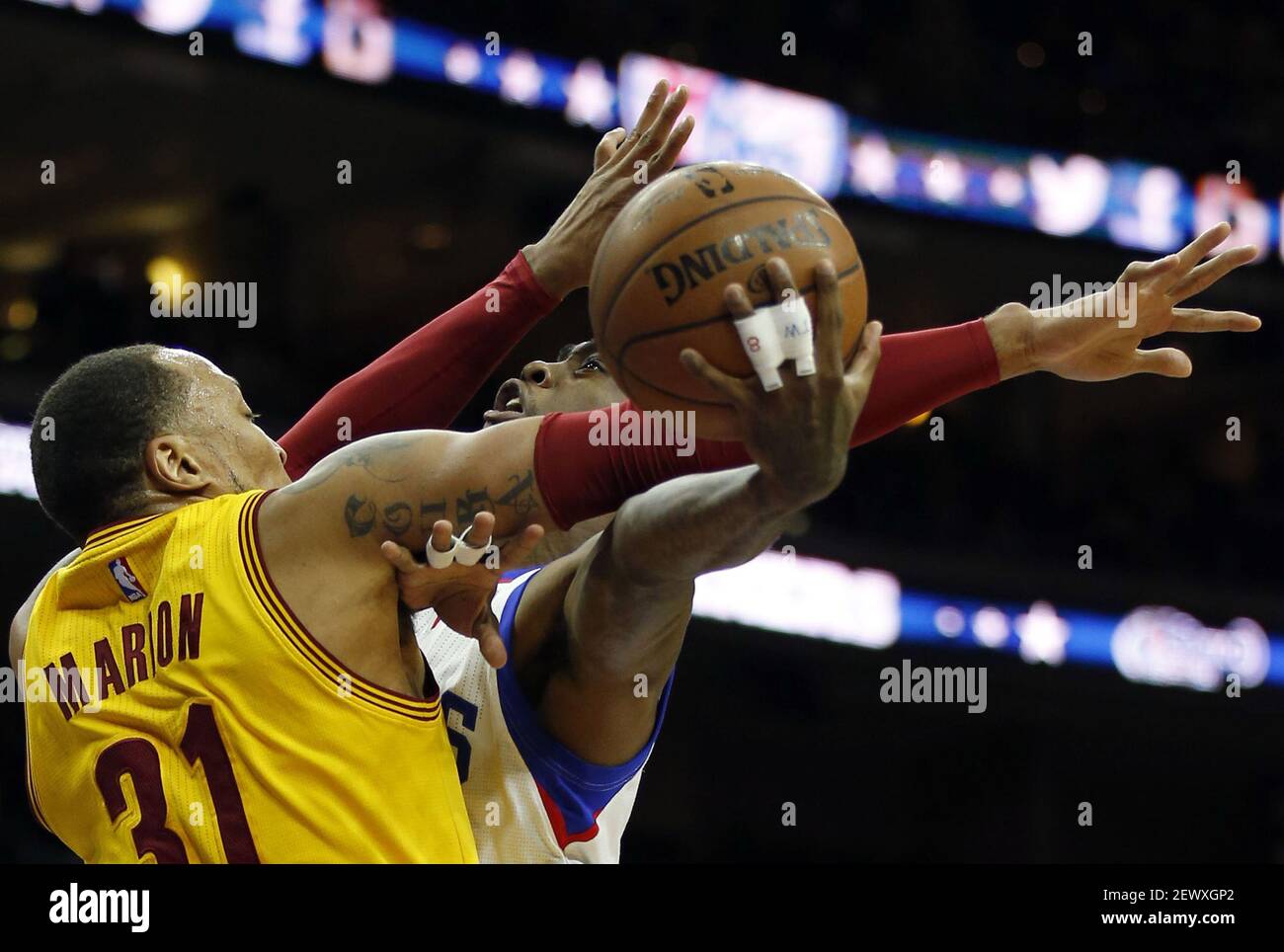 Tony Wroten de Sixers est fouillé par Shawn Marion de Cleveland Cavaliers au deuxième trimestre, le lundi 5 janvier 2015, au Wells Fargo Centre de Philadelphie, Pennsylvanie. Les Sixers ont gagné 95-92. (Photo de Yong Kim/Philadelphia Inquirer/TNS/Sipa USA) Banque D'Images
