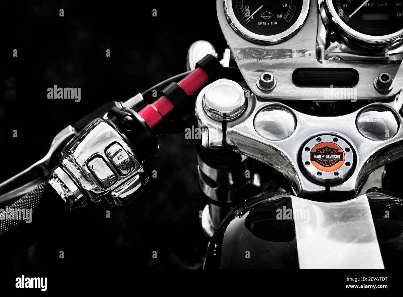 Résumé Harley Davidson personnalisé de moto de course de café. Noir et blanc avec couleur d'accompagnement Banque D'Images