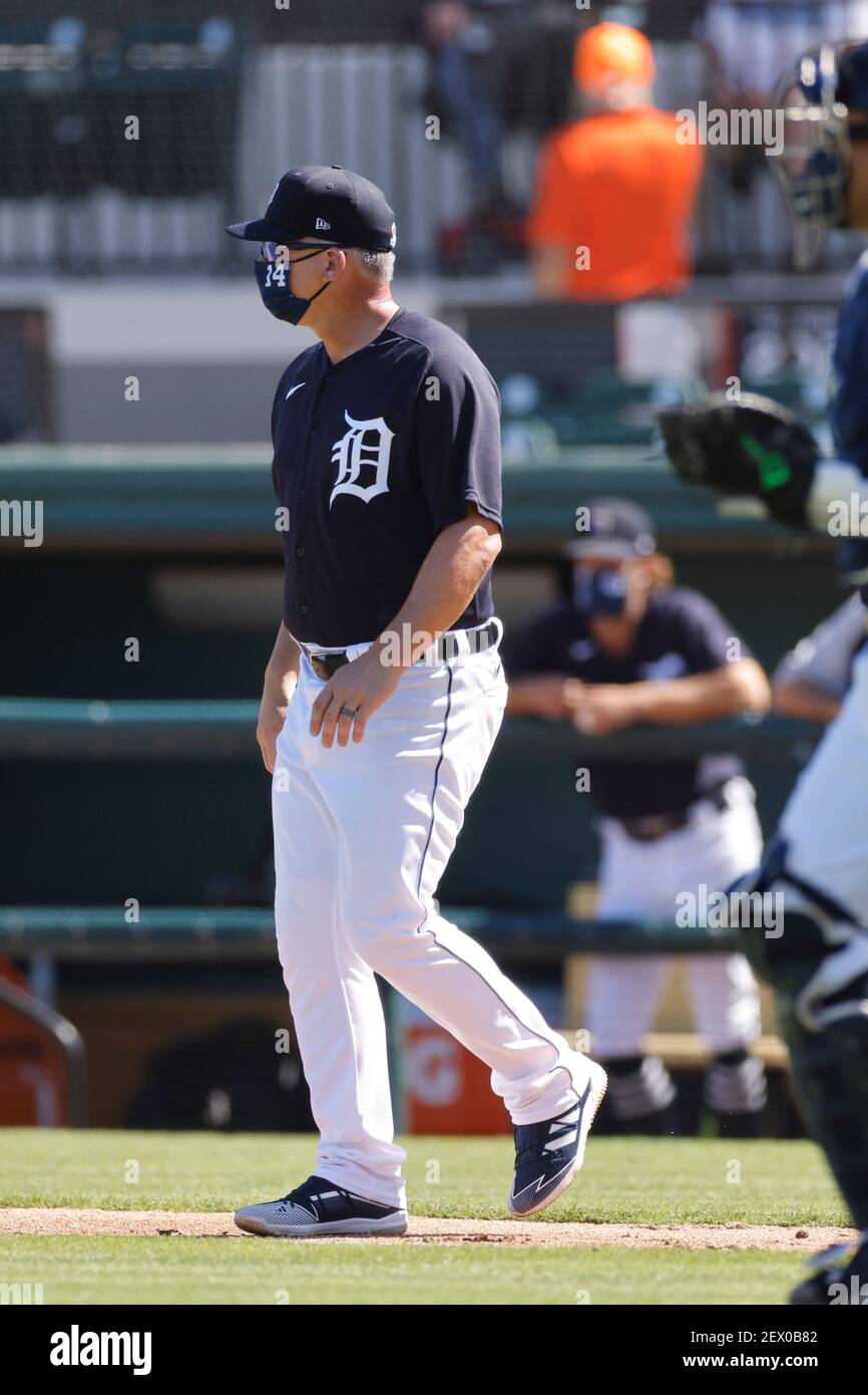 LAKELAND, FL - MARS 3 : A.J., directeur des Detroit Tigers Hinch regarde pendant un match de baseball de la Grappamplemousse League contre les Phillies de Philadelphie à Publii Banque D'Images