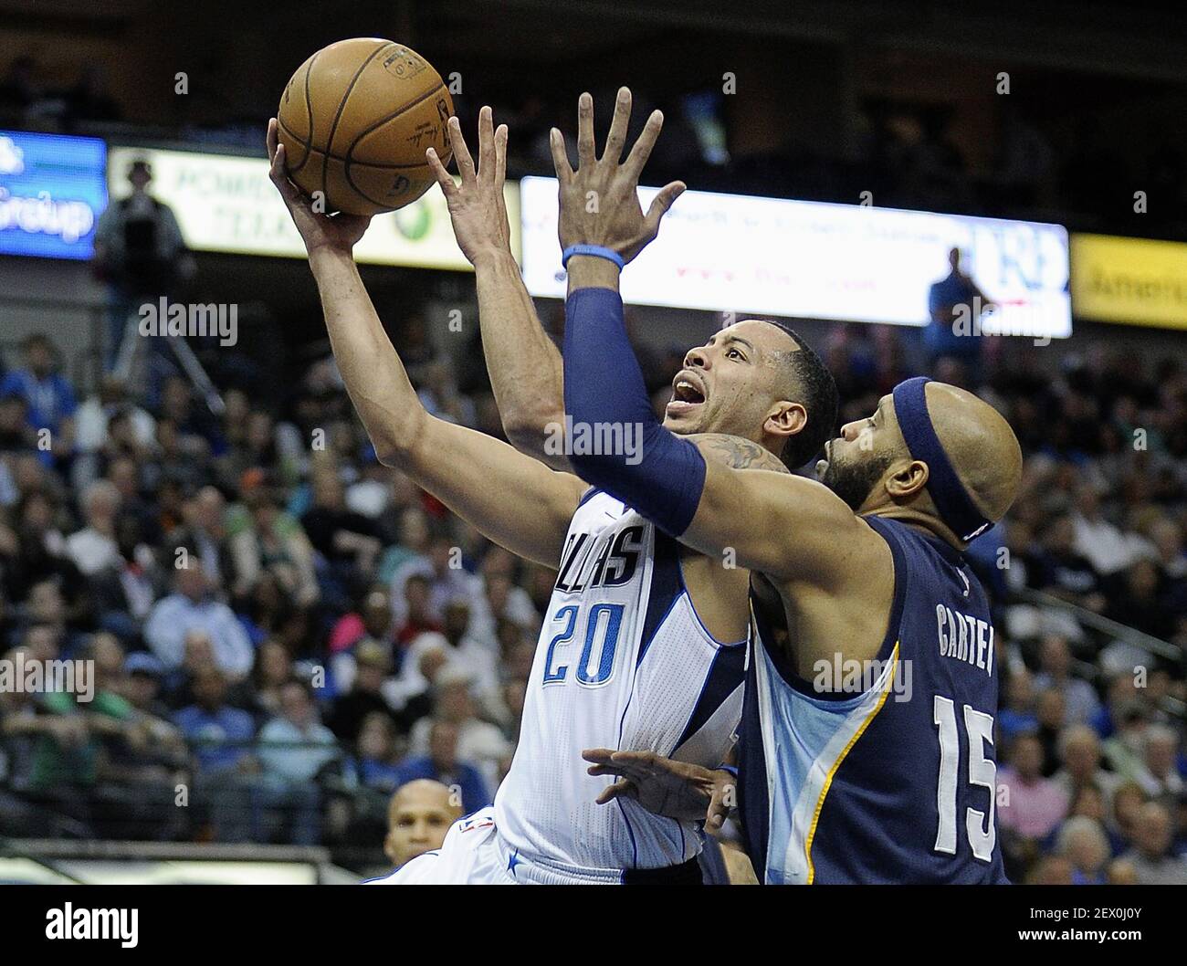 Dallas Mavericks garde Devin Harris (20) tente pour deux au-dessus de Memphis Grizzlies garde Vince carter (15) le mardi 27 janvier 2015, à l'American Airline Center à Dallas. (Photo de Max Faulkner/fort Worth Star-Telegram/TNS) *** Veuillez utiliser le crédit du champ de crédit *** Banque D'Images