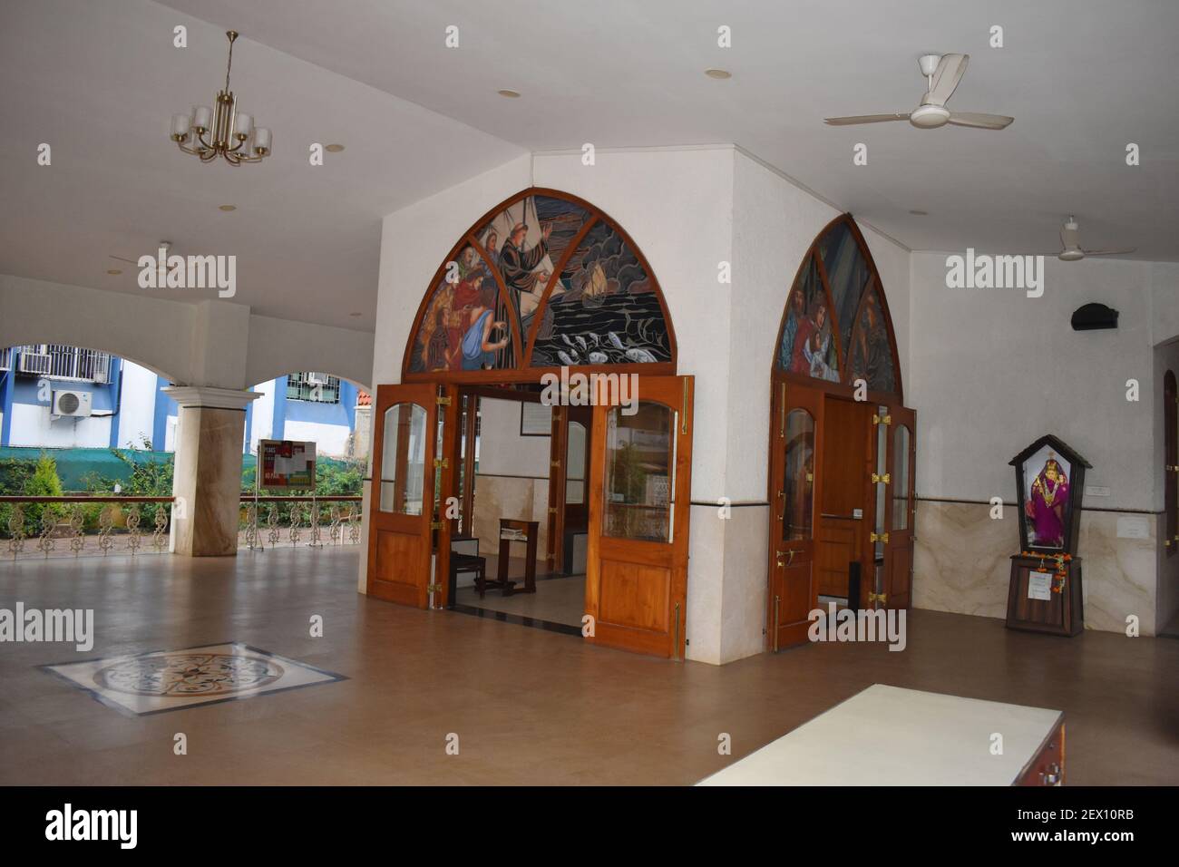 Vue intérieure gauche de la chapelle et du sanctuaire de St Anthony, rue St Vincent à Pune Camp, Maharashtra, Inde Banque D'Images