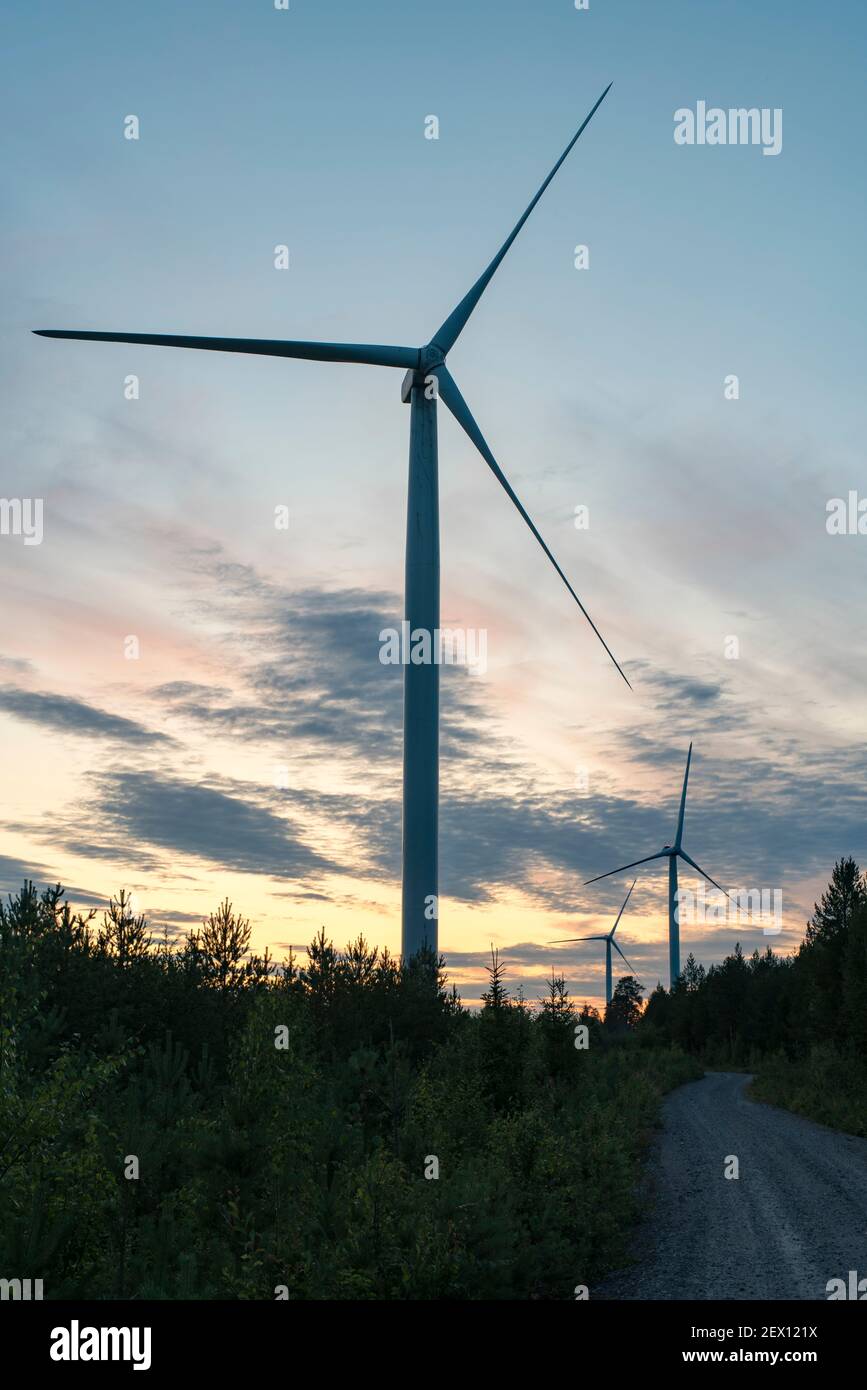 Les éoliennes Hugh génèrent de l'énergie durable et renouvelable la nuit Banque D'Images Les éoliennes Hugh génèrent de l'énergie durable et renouvelable la nuit Banque D'Images